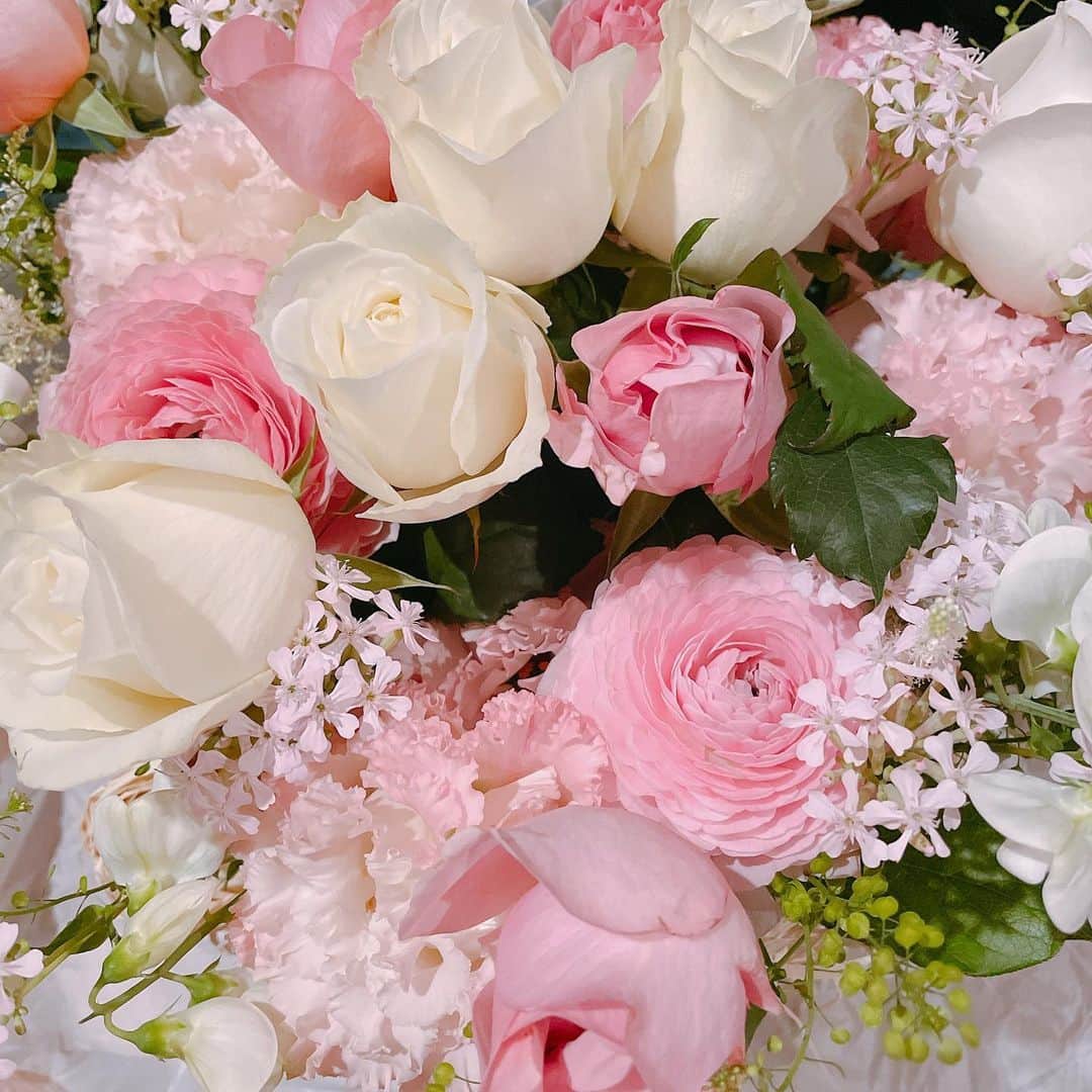 坂下千里子さんのインスタグラム写真 - (坂下千里子Instagram)「綺麗ーーーー♡可愛いーー♡素敵ーーーー♡美しいーー♡ワンダフルーー♡マーベラス♡最高ーー♡ マンモスうれピー♡ . . #happybirthday #flower #ありがとう #ありがとう #でる限りの#言葉 #出し切りました」4月23日 8時47分 - chiriko_sakashita_official