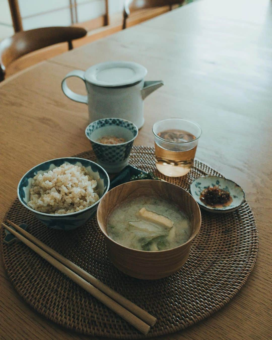 高山都さんのインスタグラム写真 - (高山都Instagram)「うちにはテレビはあるけど、部屋に設置はしていません。 だから、一日中ラジオを聴くことが多い。 音楽もニュースも天気予報も知れるし、耳で聴く時間の感覚が、家事したり仕事したり食事をしたり、そんな時にちょうどいい。 さいきんは、なにげなくつけたNHK FMがお気に入りで、今朝もクラシックで。耳に心地よく、雑念も生まれない。 お喋りも情報も音楽さえも、ガチャガチャしたのを家で聴くの、なんか疲れちゃっだなー笑　って、昨日の夜洗濯しながら思ったのは、自分が歳を重ねたせいだろうかね。 これから撮影なので、簡単な朝食。 時々、はさまれるニュースに、心がふぅーっとため息まじりになりつつ、負けるなー強く逞しくねーと奮い立たせる。 今日も良い日を作りましょうー。 #みやれゴハン」4月23日 9時26分 - miyare38