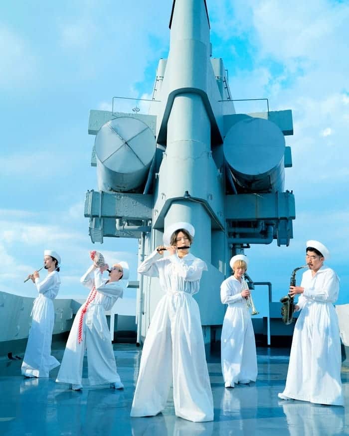 椎名林檎のインスタグラム：「東京事変 New Album『音楽』  2021年6月9日(水)発売 【初回生産限定盤】　UPCH-29380 ¥4,500(税込) ・特製ハードケース、CDアルバム 『音楽』（全13曲） ・写真帖『仕事中』(40頁) ・マキシシングルCD『赤の同盟』（全3曲）  【通常盤】　UPCH-20568 ¥3,300(税込) ・CD アルバム『音楽』（全13曲）  収録曲  1孔雀 作詞 椎名林檎作曲 浮雲、椎名林檎  2毒味 作詞 椎名林檎作曲 亀田誠治  3紫電 作詞 椎名林檎作曲 伊澤一葉  4命の帳 作詞 椎名林檎作曲 伊澤一葉 ＜テレビ東京ほか ドラマパラビ「38歳バツイチ独身女がマッチングアプリをやってみた結果日記」主題歌＞  5黄金比 作詞 椎名林檎作曲 浮雲  6青のＩＤ 作詞 椎名林檎作曲 椎名林檎 ＜映画 『さくら』 主題歌＞  7闇なる白 作詞 椎名林檎作曲 伊澤一葉 ＜NHK総合 ドラマ１０「ドリームチーム」主題歌＞  8赤の同盟 作詞 椎名林檎作曲 伊澤一葉 ＜日本テレビ系新水曜ドラマ『私たちはどうかしている』主題歌＞  9銀河民 作詞 椎名林檎作曲 浮雲、伊澤一葉  10獣の理 作詞 椎名林檎作曲 亀田誠治 ＜D_CIDE TRAUMEREI PROJECT テーマソング＞※スマホゲーム／TVアニメ  11緑酒 作詞 椎名林檎作曲 伊澤一葉 ＜テレビ東京系『ＷＢＳワールドビジネスサテライト』エンディングテーマ曲＞  12薬漬 作詞 椎名林檎作曲 伊澤一葉  13一服 作詞作編曲 椎名林檎  #東京事変」