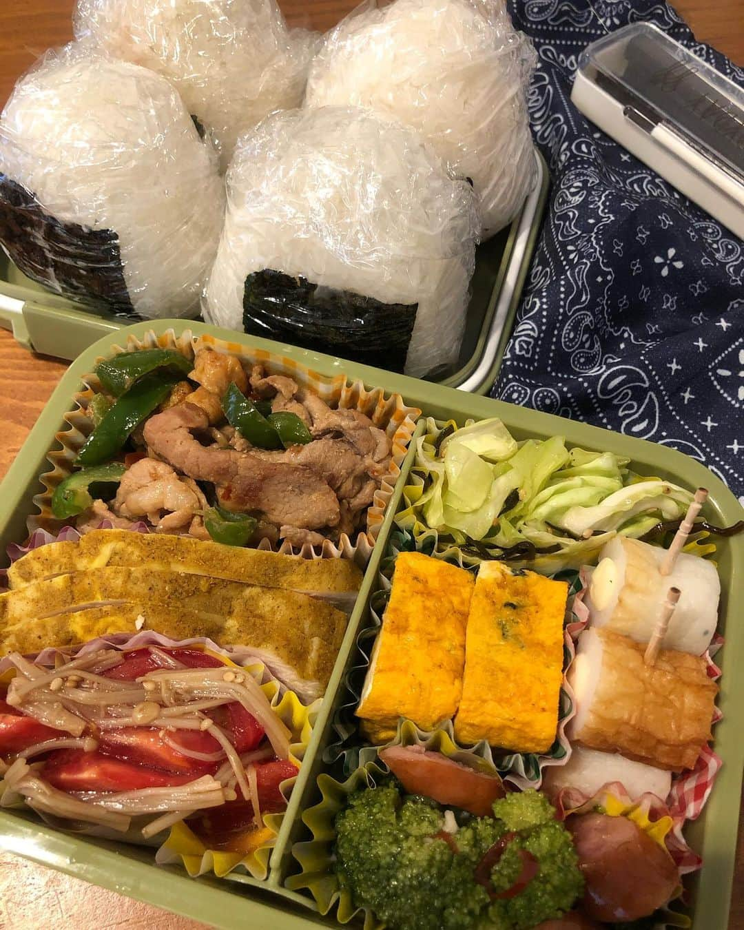 神咲詩織のインスタグラム：「・ ・ ・ ・本日のお弁当🍽👨🏽✨ ・ ・ ・豚こまピーマン薄揚げのピリ辛味噌炒め ・鶏胸肉の自家製サラダチキン(カレー味) ・トマトとエノキの麺つゆ和え ・春キャベツの塩昆布和え ・シラスと海苔の玉子焼き ・竹輪チーズ ・ブロッコリーとウインナーのアヒージョ ・おにぎり4種(明太子2、鮭、子持ち昆布) ・ ・ ・本日は4時起きでおべんと作り！(ちゃんとその後に寝なおしました🙋‍♀️) ・ ・  ・また宣言が出るみたいねぇ、、、 ・ ・大変だけど色々頑張りましょねぇ💪 ・ ・ ・本日は冠ニコ生放送 ・★神咲詩織のますます神対応塩対応★19:30～です！！ ・ ・是非遊びに来てくださいな✨ ・ ・ #居酒屋こあら #おべんとこあら #お弁当 #自炊 #👨🏽」