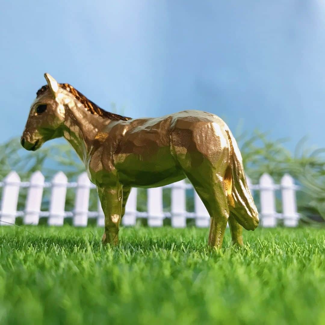 GINZA TANAKA 公式さんのインスタグラム写真 - (GINZA TANAKA 公式Instagram)「・ 【4/24は日本ダービー記念日です】  純金の馬が今にも走り出しそうな気配でたたずんでいます。新緑のみどりとゴールドのコントラストがまぶしい！ もうあっという間に5月ですね。  4月24日は日本ダービー記念日として制定されています。 ギンザタナカの純金オブジェ（馬）は小さいけれど価値ある逸品としてあなたとともに輝き続けます。  #GINZATANAKA #ginzatanaka #ギンザタナカ  #田中貴金属 #田中貴金属ジュエリー #はしもとみお  #純金オブジェ #うま #馬 #午」4月23日 11時00分 - ginzatanaka_jp