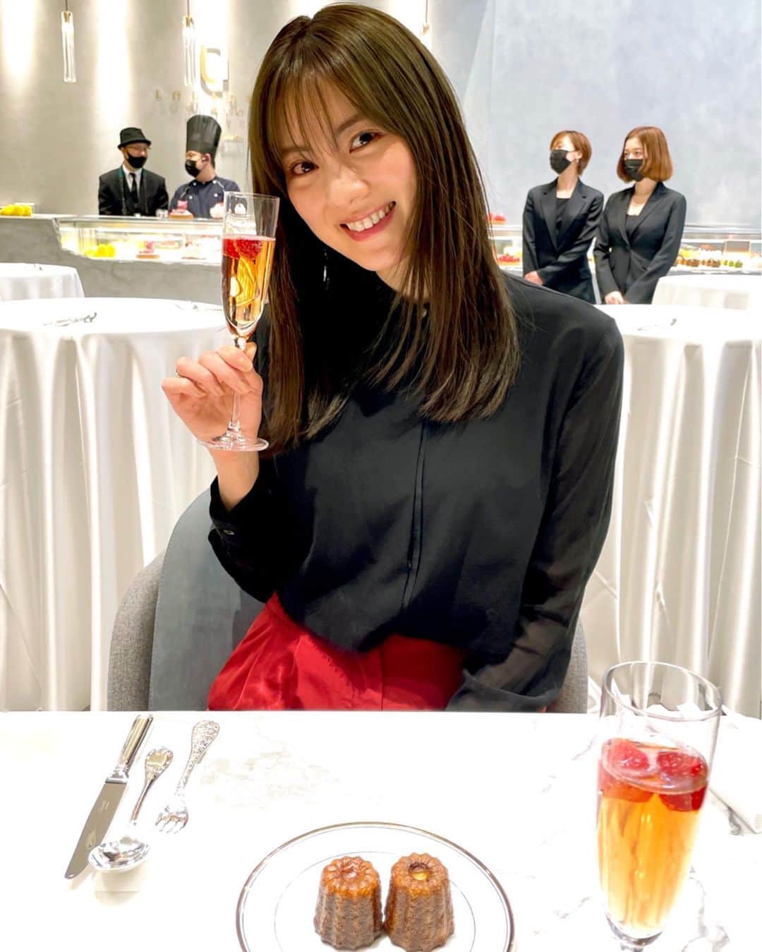 安座間美優さんのインスタグラム写真 - (安座間美優Instagram)「🍰🥂🧸🌼💖 LOUANGE TOKYO le museeのグランドオープンレセプションパーティーへ行ってきました。  テーマは母の日🌹  本当に食べられるの？ と驚くほど、綺麗で可愛くてキラキラした宝石のようなケーキたちにうっとり…💎  #louangetokyolemusee#louangetokyo#母の日#母の日スイーツ」4月23日 10時57分 - mew_azama