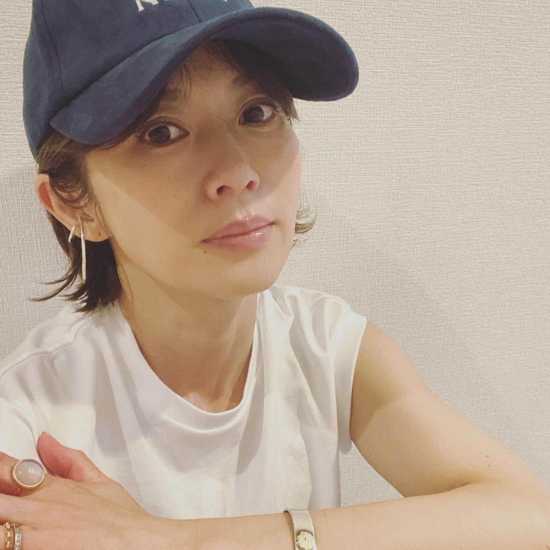 畑野ひろ子のインスタグラム：「毎年買い足す　@third_magazine のTシャツたち。 今回のノースリーブTもやっと着れる季節が来た🥰」
