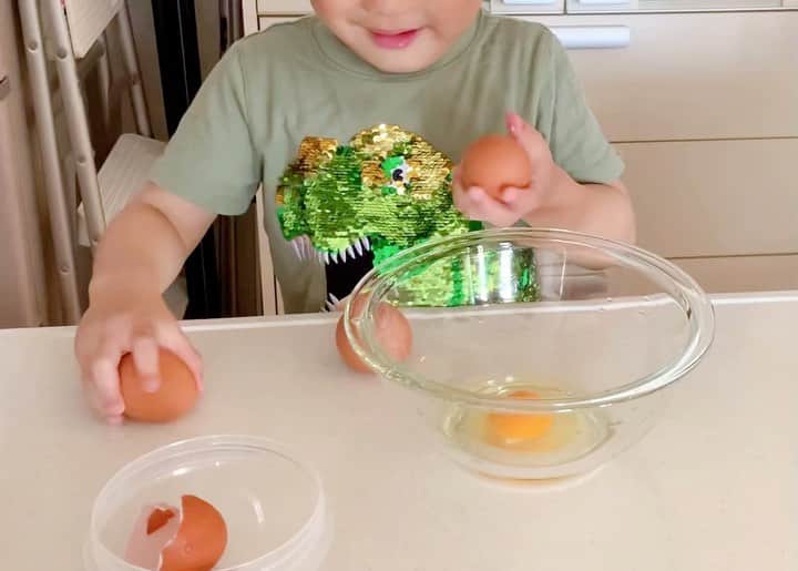 のインスタグラム：「I told my son how to crack eggs for the first time. I never knew he can do it 😮 4years4months」