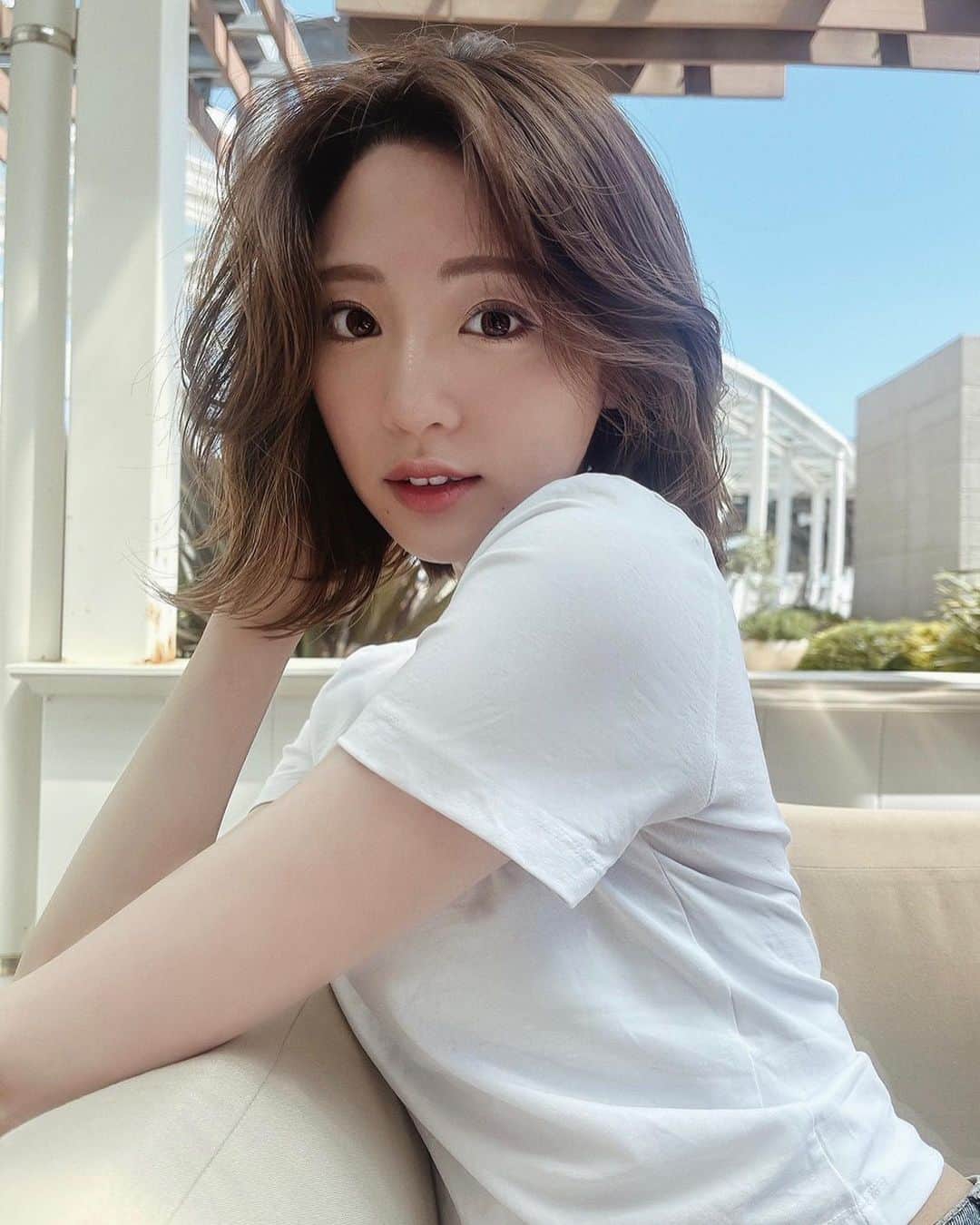 志田友美（ゆうみん）のインスタグラム：「軽い使い心地なのに、毛穴、色ムラとかカバーして透明感のある仕上がりになるマキアージュのパウダー🤍  パウダーだけなのに肌が綺麗に仕上がるから最高♡  しかもコンパクトなケースだからちっちゃいバックにぴったり🌴  2枚目の下地と一緒に使うと崩れにくさすごいからこれからの季節もってこい😭🤙🏽  #マキアージュ#ベースメイク#ノーファンデ#フェイスパウダー#ドラマティックフェイスパウダー#持ち歩きコスメ#ツヤ肌#毛穴カバー#コスメレポ#提供 @maquillage_jp」