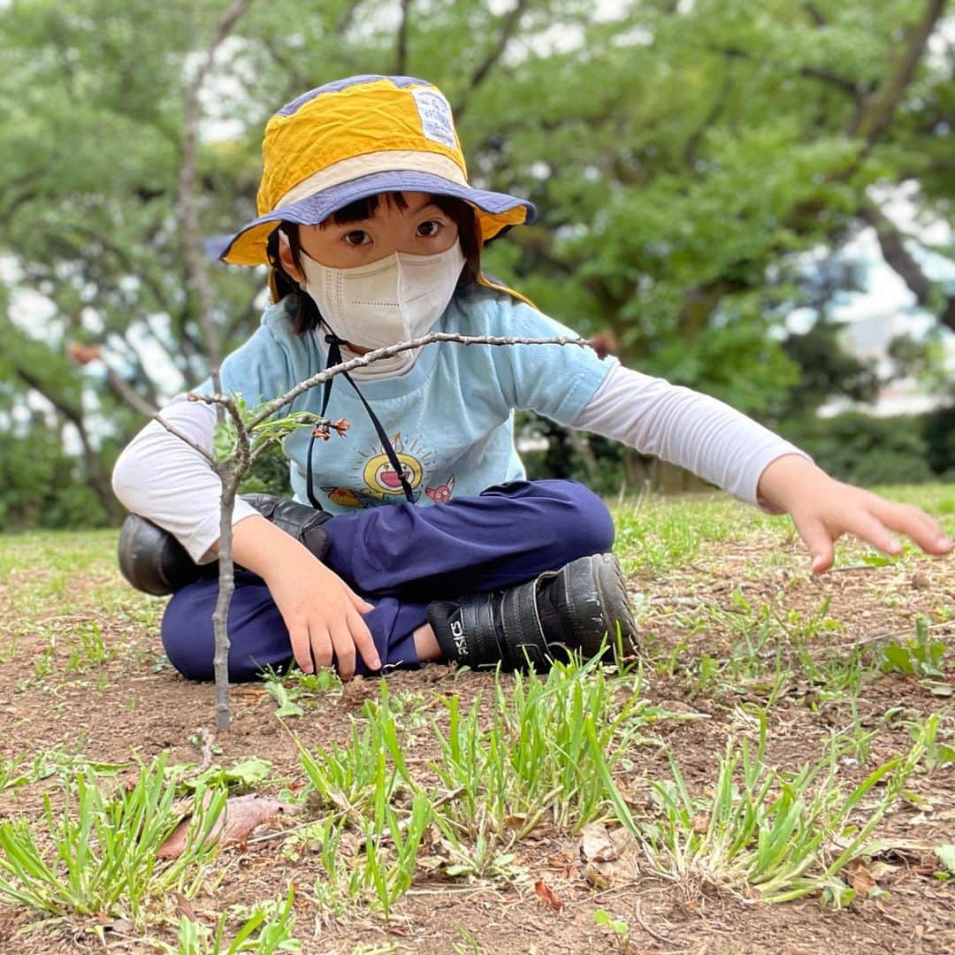 龍円愛梨さんのインスタグラム写真 - (龍円愛梨Instagram)「落ちてる枝を土に刺して、「木」とのこと🍀  私はとにかく自然LOVE なので、ニコがこーゆー遊びしてるときに、「いいねいいね😊」と嬉しくなってしまう。」4月23日 12時33分 - airi_ryuen