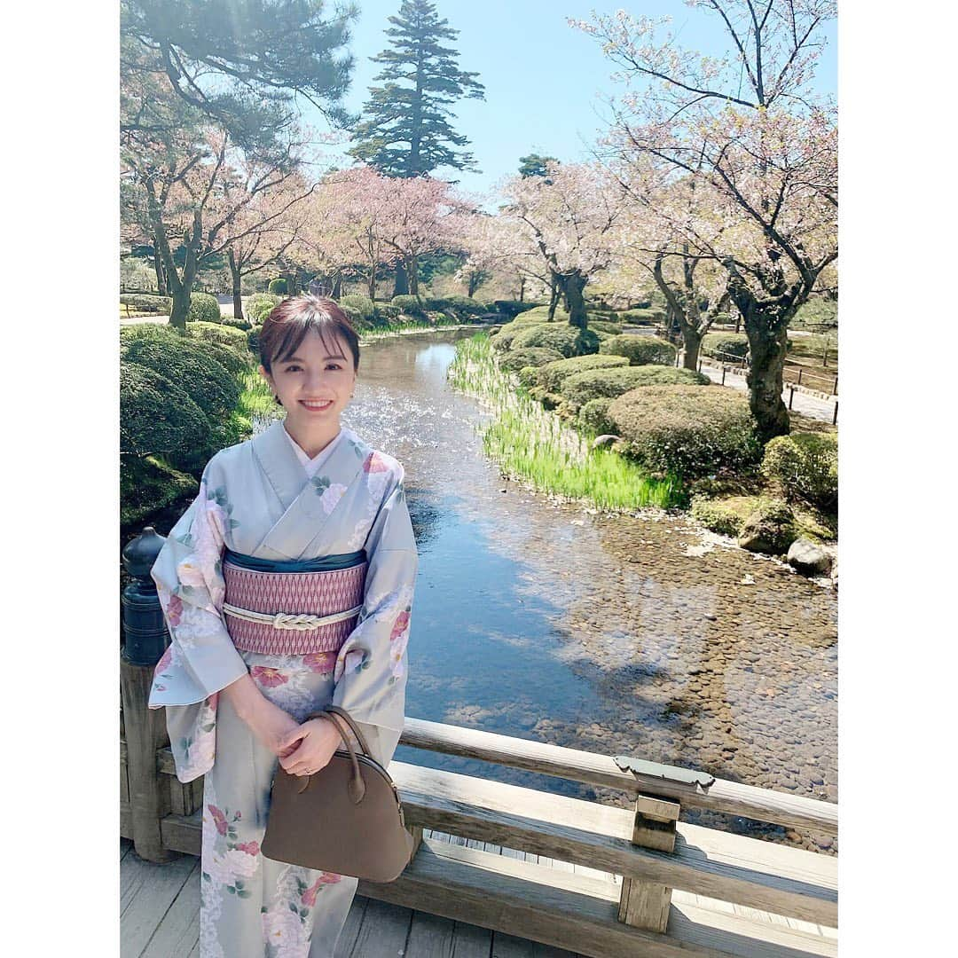 小菅晴香さんのインスタグラム写真 - (小菅晴香Instagram)「・﻿ 少し前に、用事があって金沢へ…👘🌸﻿ 葉桜になった兼六園もとても綺麗でしたし、﻿ 空いていてゆったりお散歩できました🌿﻿ ﻿ 4月も残すところあと一週間😳﻿ 新生活には慣れてきたところでしょうか⁇﻿ ﻿ 私はといいますと…﻿ 無縁だと思っていた車の運転に挑戦するべく、﻿ 自動車学校に通い始めました🚗﻿ （免許とってなかったんです🤭）﻿ ﻿ 正直心折れそうですが…頑張ります🥲﻿ ﻿ ﻿ ﻿ #kenrokuen #兼六園 #kimono #時差投稿 #撮影の時だけマスクを外しています」4月23日 13時01分 - haruka.kosuge