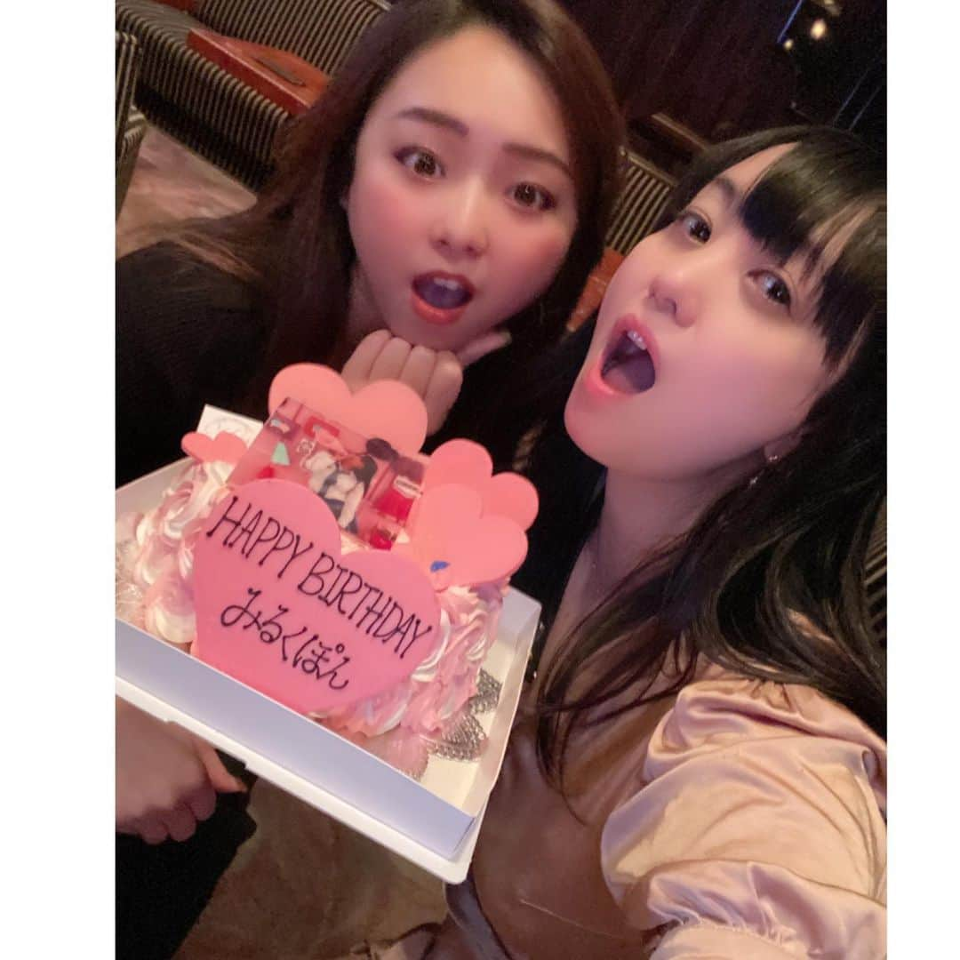 脊山麻理子のインスタグラム：「4月8日に誕生日を迎えました♡大好きな人に囲まれて幸せな誕生日でした♡かれんちゃんが選んでくれたハートのケーキ可愛すぎ♡ありがとう♡最高に嬉しかったにゃ♡ぽんこつみるくぽんですが、これからも懲りずに末長くよろしくお願いします♡ #誕生日 #大好き #幸せもの #ハートのケーキ #4月8日 #おしゃかさま #お釈迦様の誕生日 #みるくぽん」