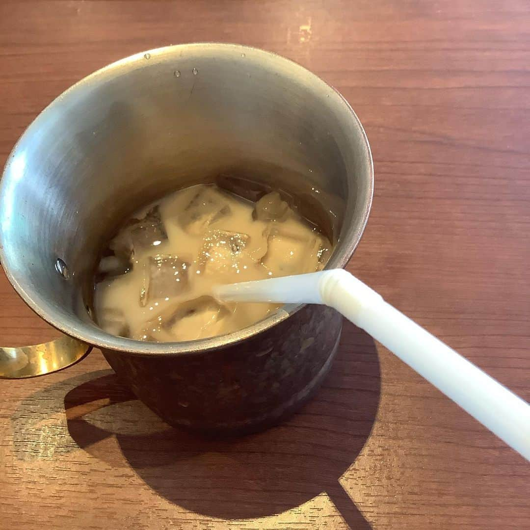 丸山敬太さんのインスタグラム写真 - (丸山敬太Instagram)「上島珈琲店一人でランチを兼ねて 頭の中の整理をしていたのだけど、隣に座られた、御高齢のカップルが、 とても美しいご婦人ときっと昔は本当にダンディでイケメンであったであろう二人の会話が漏れ聞こえてくるのですが、戦後、進駐軍のいた頃に英語が出来た二人の色んな話。。。 カッコいい女性は当時から銀座の女の人みたいで、銀座の歴史というか想い出というか、話がおもしろすぎて、席を立てない。  銀座が変わってしまったことを嘆かれているのだけど。とてもその話が素敵で、取材したい。カッコいい。 友達になりたい。」4月23日 13時23分 - keitamaruyama