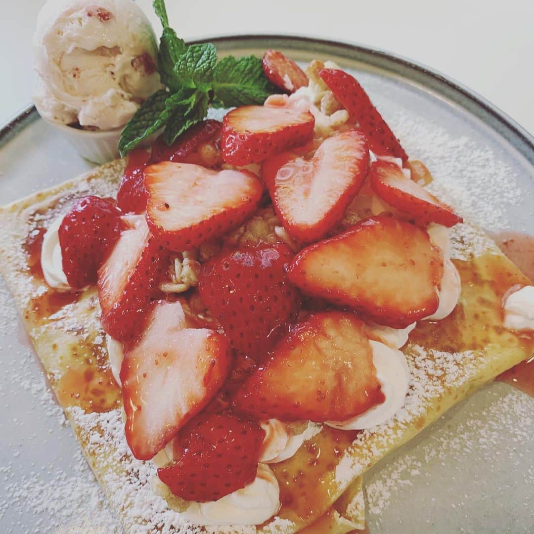 相川七瀬さんのインスタグラム写真 - (相川七瀬Instagram)「いちごのクレープ🍓美味しい😆 たまに、とても甘いもの食べたくなります😙  #クレープ」4月23日 13時32分 - nanasecat