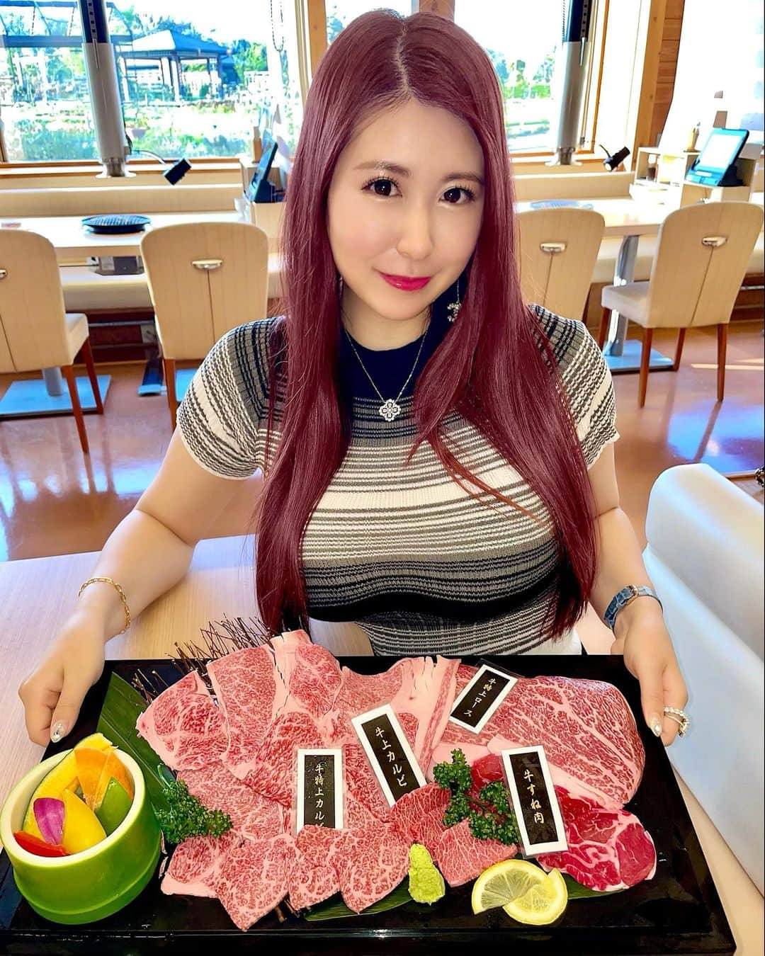 ayuさんのインスタグラム写真 - (ayuInstagram)「At this yakiniku restaurant, robots carry meat🤖And all-you-can-eat Wagyu beef for $ 50!  It's a amazing restaurant🥩🐃 ・ 今は新潟県新潟市に来ています💕 お世話になっている方が関わっている焼肉黒真さんでディナー✨ このお店はロボットがお肉を運んでくれます🤖🥩💫 ２枚目に動画を載せています⏩ にいがた和牛の食べ放題のお店😳 お写真でもわかるように 良いお肉なのにお値段が破格すぎて 驚きです‼️なんと‼️ シャトーブリアンコースで ¥5,500と言う驚きプライス👏🤩 新潟に来られた際は是非オススメの 焼肉店です🥩🐃🥩🐃 ・ #焼肉黒真#黒真#新潟#新潟焼肉#新潟グルメ#新潟和牛#にいがた和牛#肉スタグラム#肉女子#ayuログ#キラキラレストラン#キラキラレストラン焼肉黒真#シャトーブリアン#ロボット#焼肉食べ放題#食べ放題 #kokushin#niigatagram#niigatapic」4月23日 14時25分 - ayu888ayu