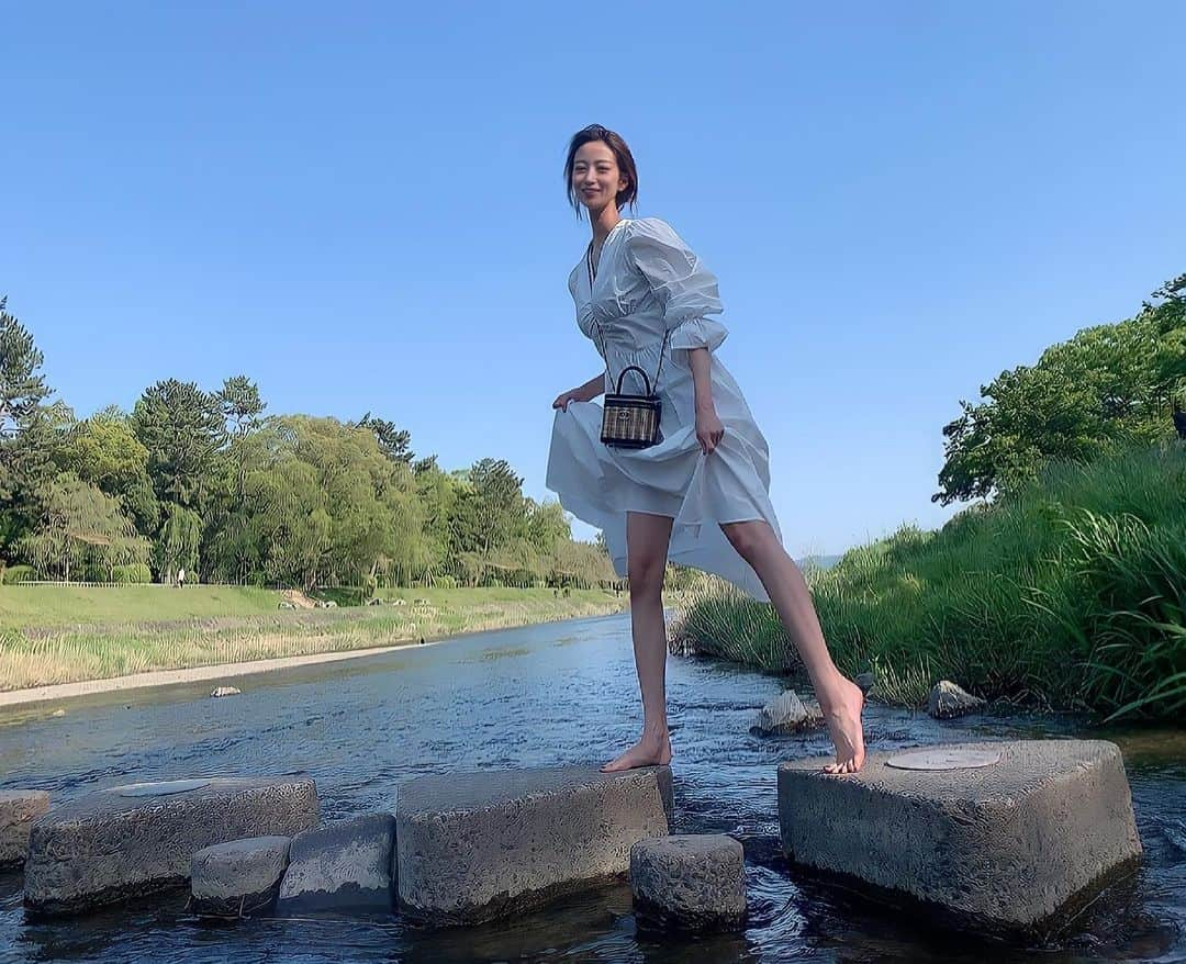 児玉菜々子さんのインスタグラム写真 - (児玉菜々子Instagram)「休憩中に水遊び🐢🌸  この写真見たら足小さいの凄く分かってバランス悪い🤣 身長結構あるのに足のサイズ22しかない🥲笑  #水遊び #撮影 #お仕事 #楽しい #春 #川 #川遊び #kyoto #京都 #観光 #この後 #おもっきり転けた #instagood  #instalike  #instadaily  #instagram  #followme」4月23日 14時29分 - nanaco.conana