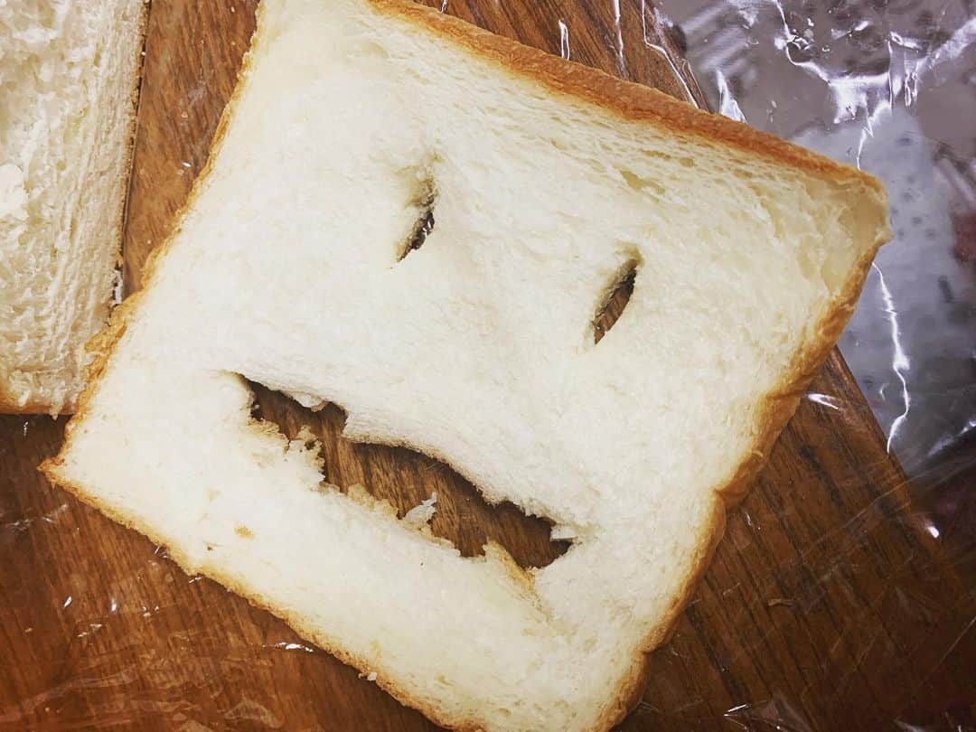 須田亜香里さんのインスタグラム写真 - (須田亜香里Instagram)「朝食パンに口みたいなのがあったからイタズラしてきた！（29歳娘）  #食パンアート」4月23日 14時36分 - akarisuda