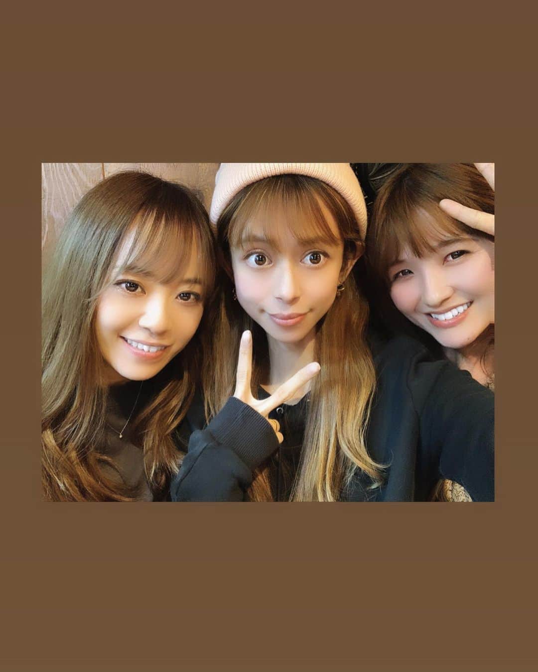 間宮梨花のインスタグラム：「family lunch🍔🍖🌮 みんな前髪ある時期。笑 #家族」