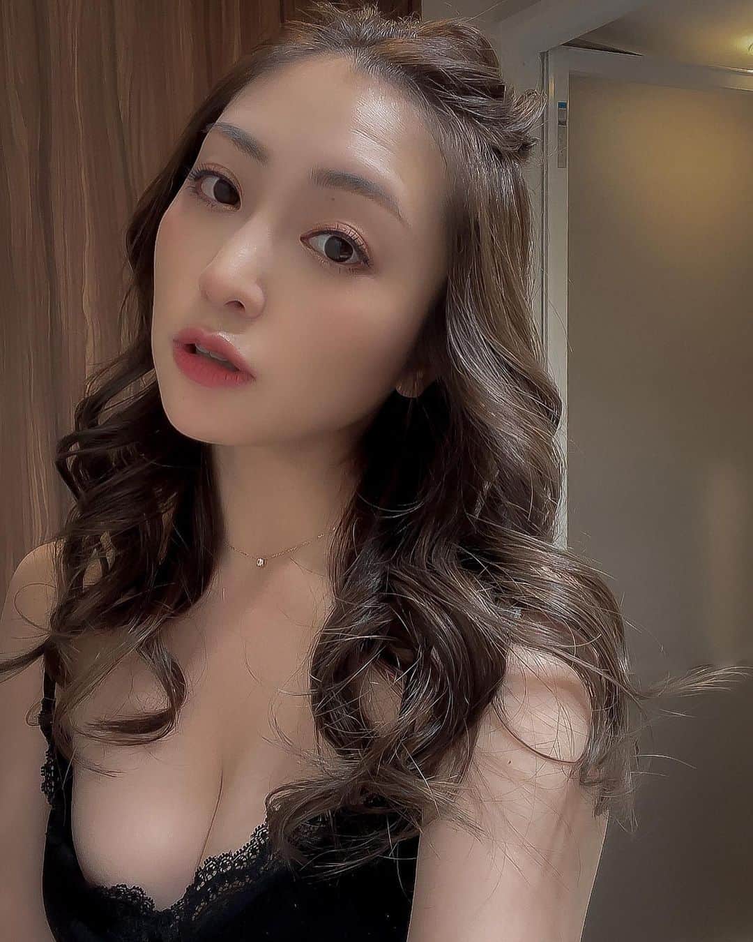 辰巳奈都子のインスタグラム：「髪の毛暗くしました🤭💘 暗めのカラーは久しぶり。 どうかなぁ？？  @surpasshoshi にやっていただいたよ🦩✨ いつも理想以上の仕上がりにしてくださるので本当に信頼してます😊  まだあまり他の美容院ではやっていない特殊なトリートメントもしてもらって、うる艶復活しました‼️ 自分の髪じゃないみたい…  美容院って本当にたーーーーっくさんあるからここ、っていうところを見つけるのって大変ですよね😢  髪型やカラーリング悩まれている方がいたらぜひ @surpasshoshi  をおすすめしたいです😘  #salon#surpass#tachikawa#立川サロン#hair#cut#color」
