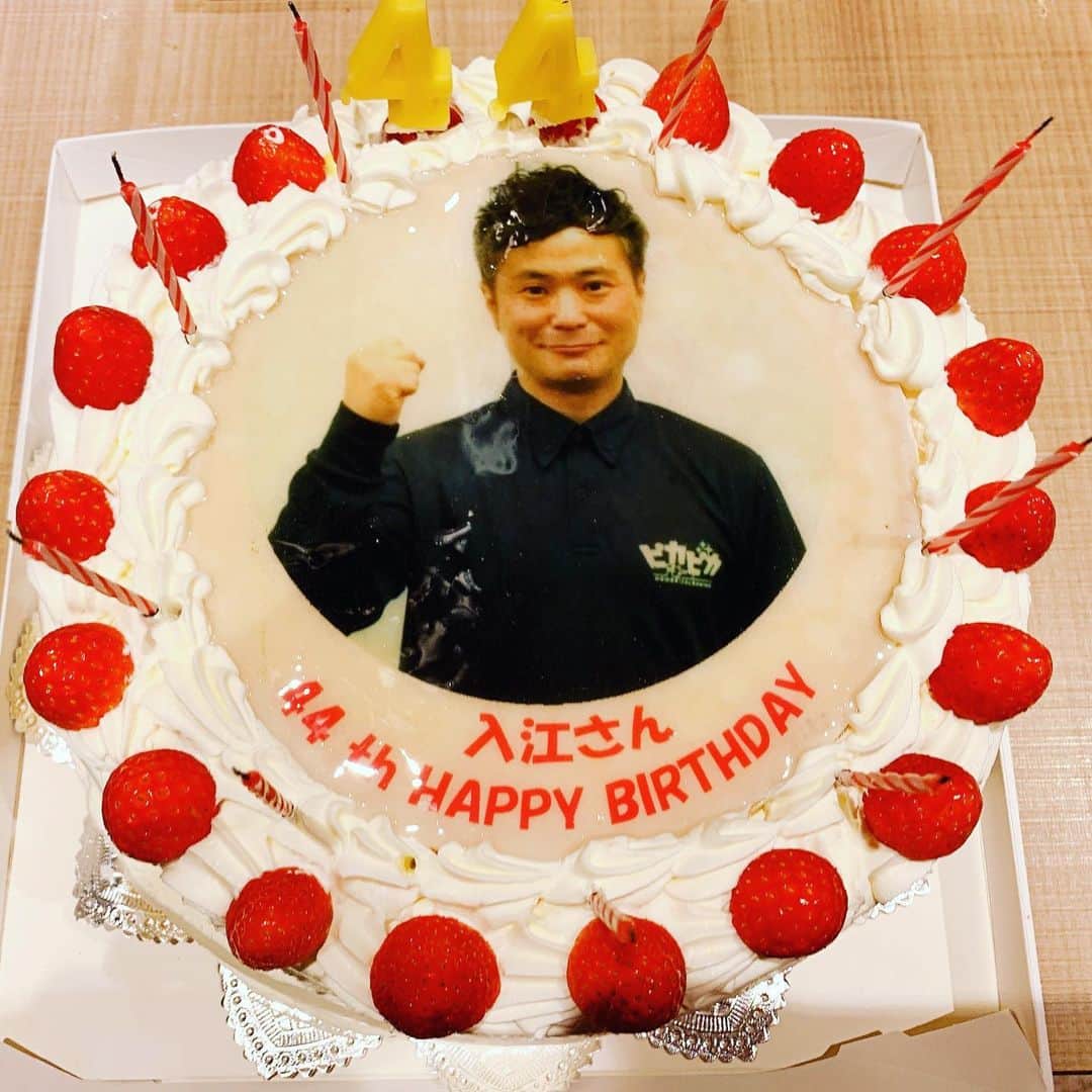 入江慎也のインスタグラム：「本日4月8日で44歳になりました。 僕が原因で多くの方にご迷惑をおかけしてしまいました。そして僕自身2019年から人生が大きく変わりました。 吉本解雇になってから沢山の方に助けていただきました。芸人辞めてから出逢った方が今は沢山周りにいてくださり沢山の力をいただいております。 スタッフといつも話します。芸人やっていたらそもそも出逢ってないし、清掃業もしてないよねと。 そして人生は面白いなぁと改めて思います。 来年45歳を迎えた時に形にできるように一年やりきりたいと思います。 いつかこの経験があったから今があると思える人生にします。 44歳のカラテカ入江をぜひよろしくお願い致します。株式会社ピカピカもよろしくお願い致します。」