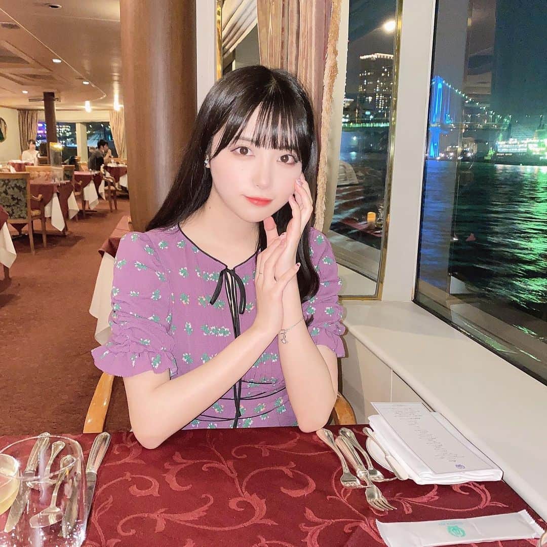 竹内花のインスタグラム：「2人で精一杯お背伸びさん クルージングディナーしたの🍽  @mizuki_aoi_desu ちゃん 毎日一緒に居てくれてらぶ🥲❤︎  #カメラ #カメラ好きな人と繋がりたい #被写体 #撮影会モデル #ポートレート #ポートレート撮影 #自撮り界隈 #gravureidol #camera  #셀카 #クルージング #クルーズ #クルージング #クルーズ船 #クルージングディナー #夜景」
