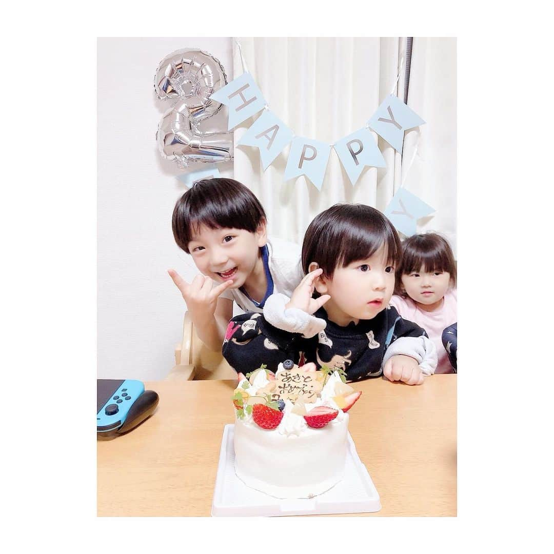 菊地あやかさんのインスタグラム写真 - (菊地あやかInstagram)「. あきと2歳のお誕生日おめでとう👦🏻🎂💙 お兄ちゃんお姉ちゃんの姿を 見てるから上2人の時よりも 行動も言葉も本当に成長が はやいなぁと毎日感じてます。 そしてただただ可愛くて癒されてる😂♡ これからもよく食べてよく寝て よく遊んで元気に成長してね🎂🌸𓂃 .⋆ #3兄弟 #次男 #2歳誕生日 #HBD」4月8日 22時52分 - ayaka_official06