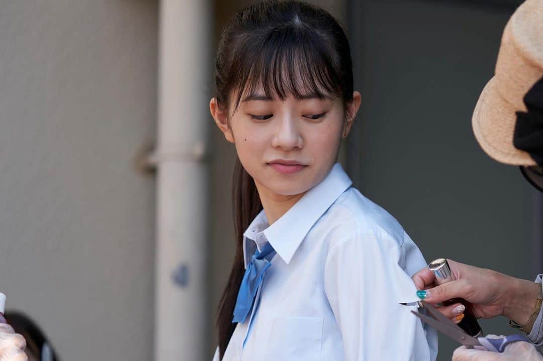 のインスタグラム：「. ／ 📣ドラマ #ガールガンレディ 　　　　撮影裏側✩⡱ ＼  傷口がリアルで....  ちょっぴりシリアスなシーンの裏側で... 興味津々な!? 夏菜(#伊藤萌々香 )でした📸✨  ⏬第1話がまだの方はコチラから😳💥 tver.jp/corner/f0071584  #白石聖 #石井杏奈 #大原優乃 #伊藤萌々香 #出口夏希 #寺本莉緒 #石田桃香 #安藤咲桜」
