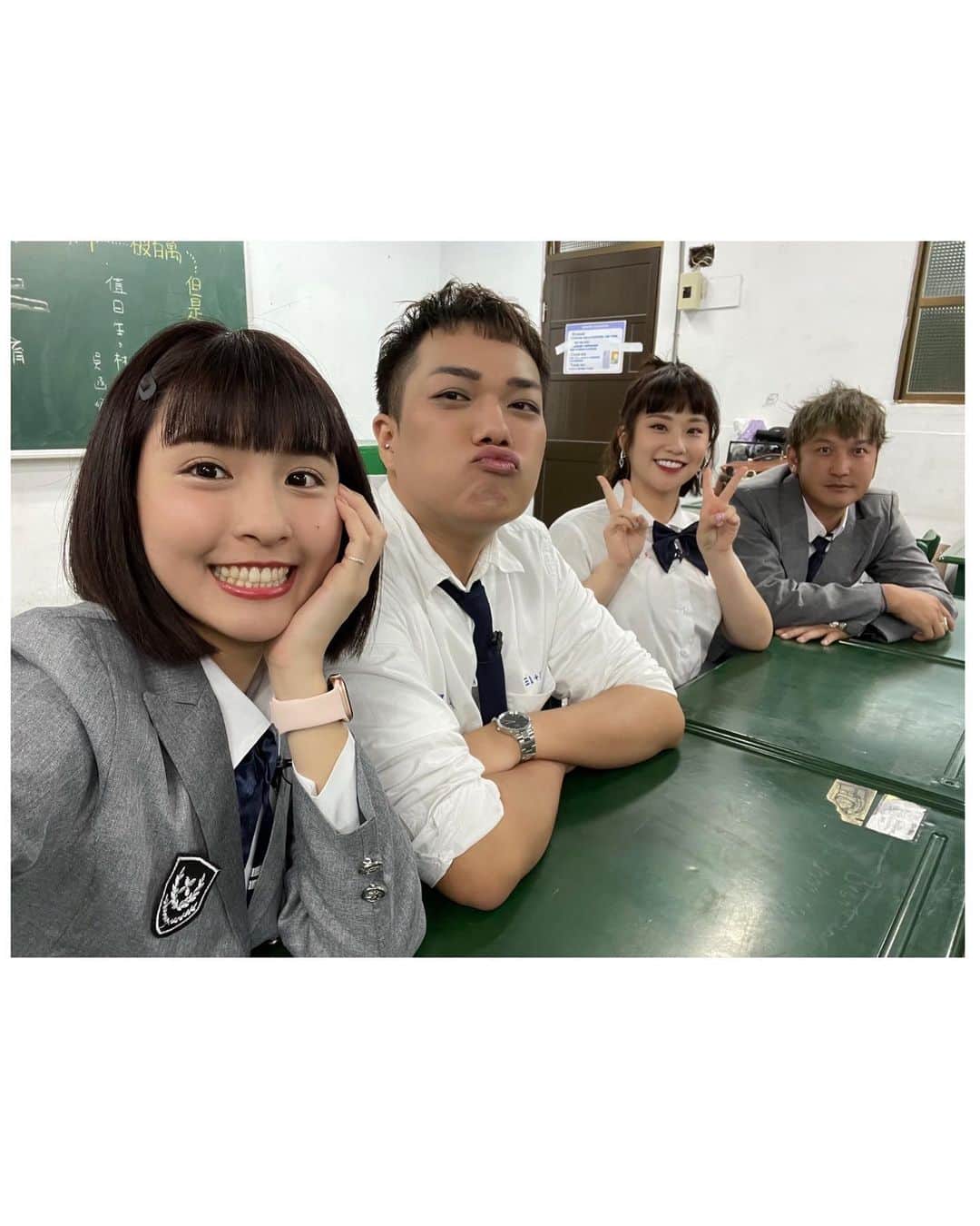 峮峮さんのインスタグラム写真 - (峮峮Instagram)「我 和我ㄉ同學們(. ❛ ᴗ ❛.)✨」4月8日 23時08分 - qun_04