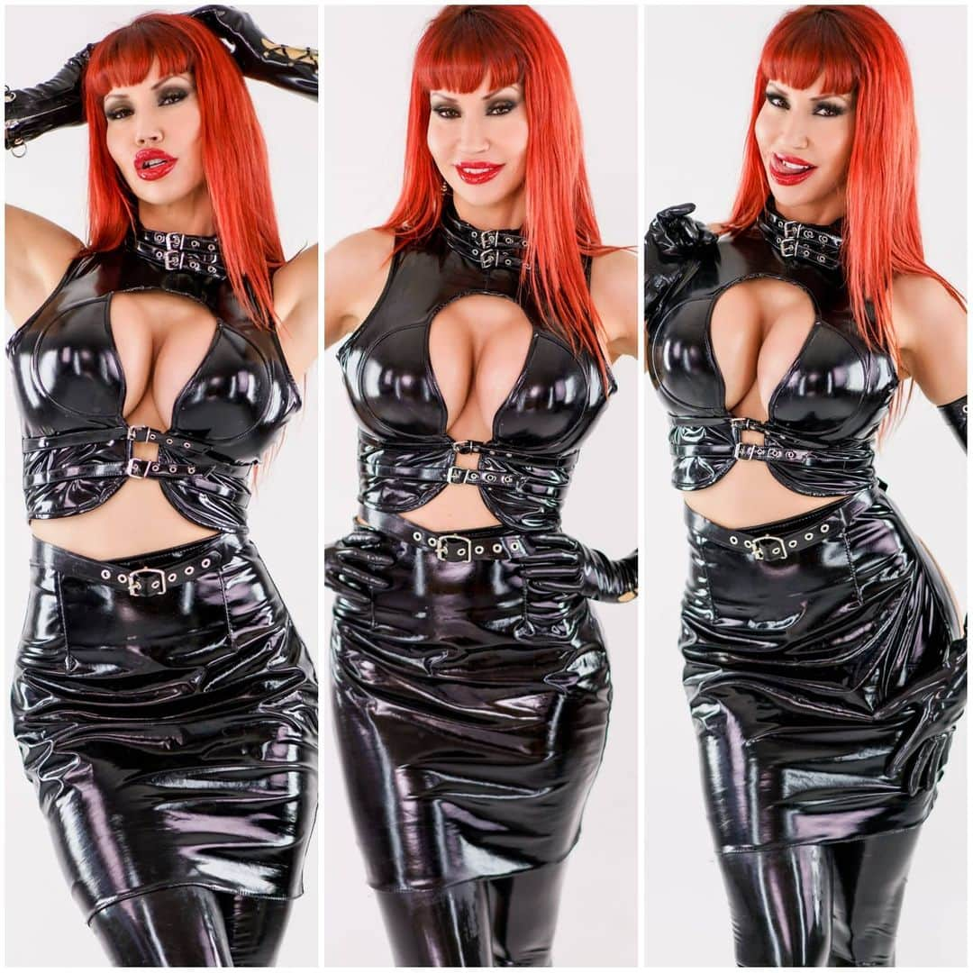 ビアンカ・ボーチャンプさんのインスタグラム写真 - (ビアンカ・ボーチャンプInstagram)「Here's your triple dose of shiny explosion! ✨ #redhead #shiny #latex #redlips #skirt #tight」4月8日 23時56分 - biancabeauchampmodel