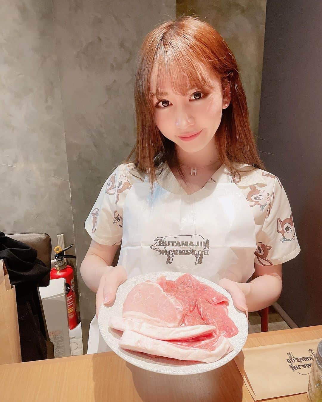 橘芹那のインスタグラム：「豚肉🐖💕  #富山グルメ #富山ディナー #富山旅行 #肉スタグラム #肉スタグラマー #韓国料理 #美女とお肉 #グルメスタグラム #お肉好きな人と繋がりたい #豚肉 #いいね返し #instagood #instafood #instameat #porksteak #koreanfood #tripgram #gourmetfood #晚餐 #旅行 #猪肉 #美丽的女人」