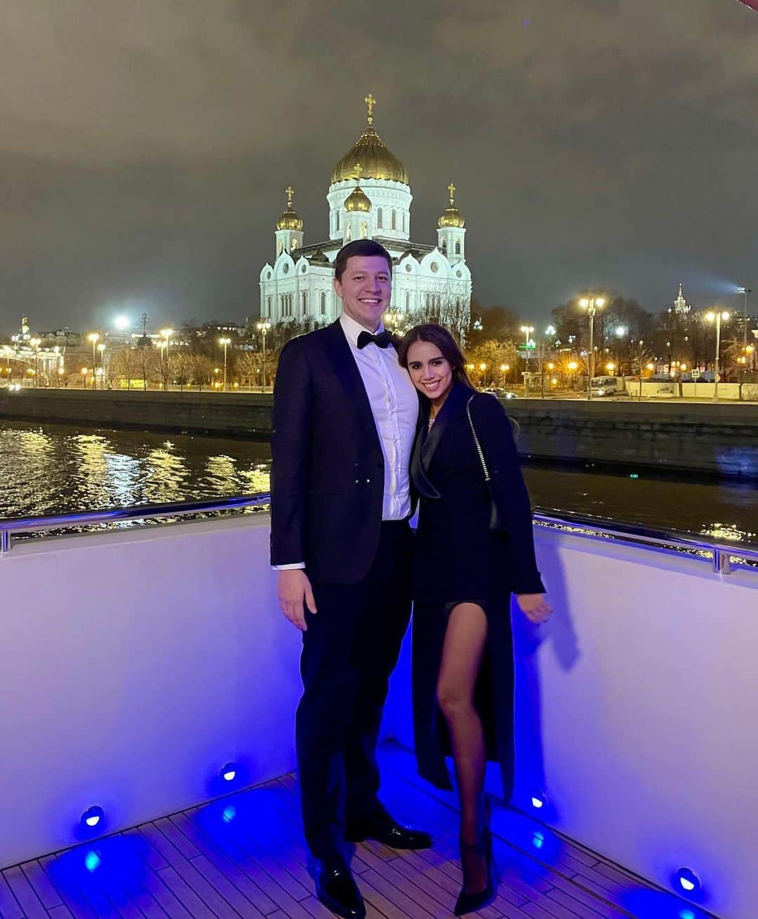 マルガリータ・マムンのインスタグラム：「Фото с прекрасного вечера, посвященный сбору средств для Благотворительного фонда Константина Хабенского!   Все вместе мы собрали более 3-х миллионов рублей, и я очень рада, что тоже внесла вклад, предоставив в качестве лота свой купальник черного лебедя, в котором я выступала во время сезона 2016 года. И особенно приятно, что он принес в общую казну 550 тысяч рублей! Благодарю @adudanets и @elena_dudanets, @lilya.pravda и @dmitry_khrustalev! Спасибо за ваше доброе сердце! Обязательно об этом говорю, чтобы у вас, мои дорогие, осталась мысль, что благотворительность - это норма! ♥️」