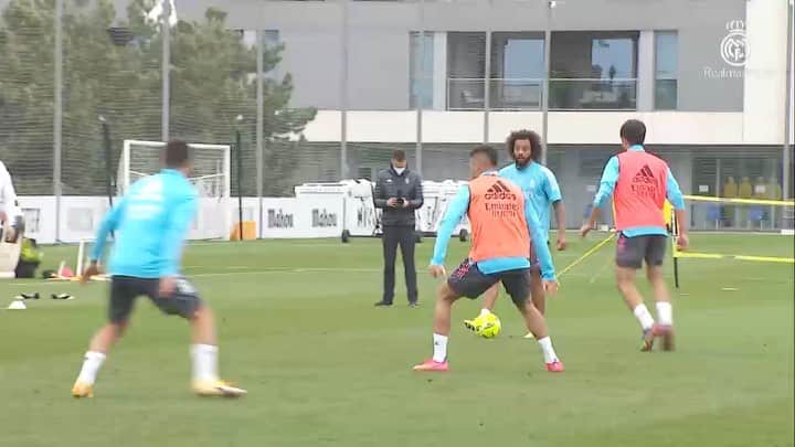ティボ・クルトゥワのインスタグラム：「💪🏼⚽️ #HalaMadrid」