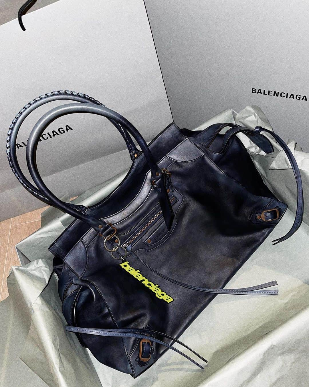 藤井夏恋さんのインスタグラム写真 - (藤井夏恋Instagram)「👜✉️ Thank you:) balenciaga. congrats  tha 20th anniversary of tha Neo classic bag🥳 love this used taste🖤」4月9日 1時58分 - fujiikaren_official