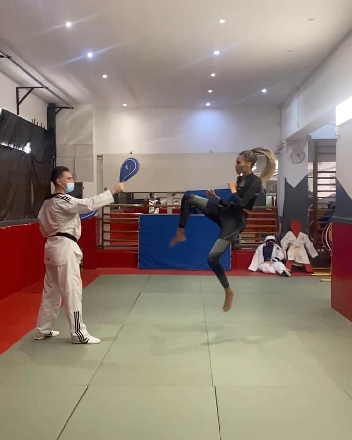 シンディ・ブルーナのインスタグラム：「Relaxed but Ready 😉💪🏽」