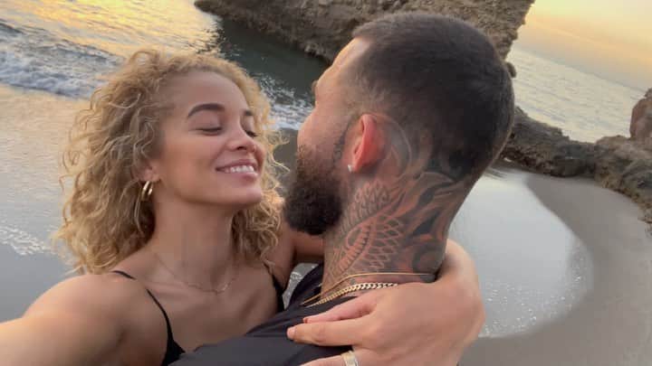 ジャスミン・サンダースのインスタグラム：「One year later.. Thanks for sliding in my DMs handsome 🥰😘 @anthony.rhoades」