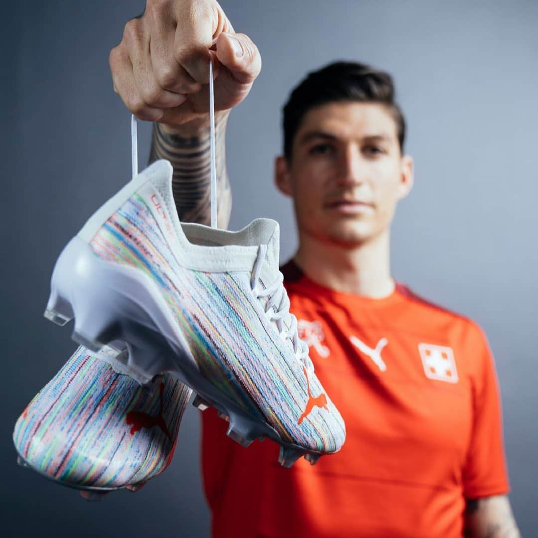 シュテフェン・ツバーのインスタグラム：「multicolored speed for fast players 💨 @pumafootball」