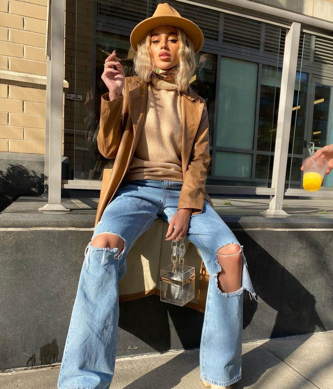 Val Mercadoのインスタグラム：「Happiness is an inside job 🖤✨」