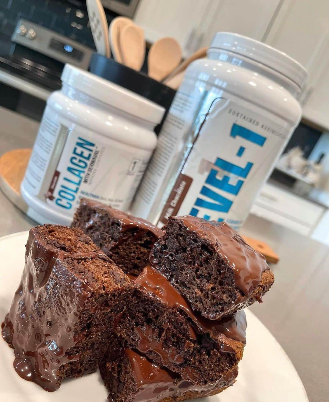 ジョジョ・ベイビーのインスタグラム：「Triple TAPPP if you would eat this! ☝🏼🤤 Yummy @1stphorm Chocolate Collagen Brownies  (💕 @giamacool for more recipes) - ✨Ingredients: 30 g Almond flour (optional ground oats)  30 g @1stphorm Chocolate level 1 protein 20 g @1stphorm Chocolate collagen 2 g baking soda  50 g Greek Plain Yogurt  30 g sugar free maple syrup 1 egg  15 g stevia sweetened Dark Chocolate chips - Enjoy! 😍😍 #1stphorm」