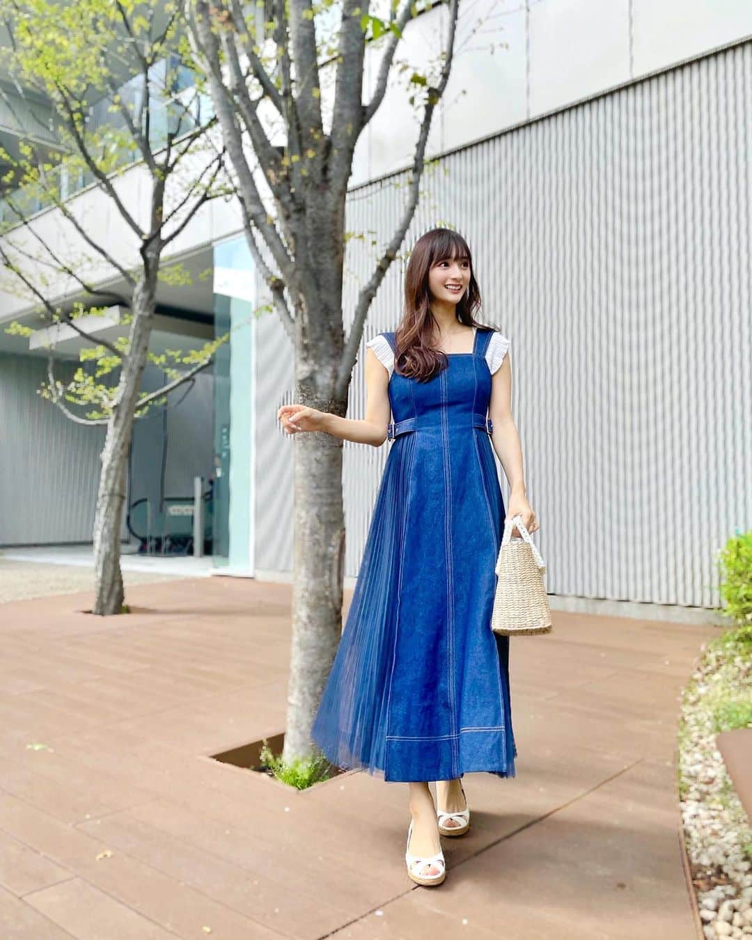 のインスタグラム：「形が綺麗すぎるジャンスカ💙💙💙 サイドはチュールになっています💭 バックルで調整できるから ぴったりサイズで着られるよ🐻‍❄️ 中に着ているニットもジャンスカも どちらもマーキュリーの新作です🎵  tops & dress @mercuryduo_com #mercuryduo  bag @zara #zara  sandals @jimmychoo #jimmychoo   #coordinate#ootd#Japanese#japanesegirl#instafashion#rubi_fashion#男の子ママ#新米ママ#東京ママ#春服#新作#오오티디#아웃핏#ジャンスカ#チュール#かごバッグ#カゴバッグ」