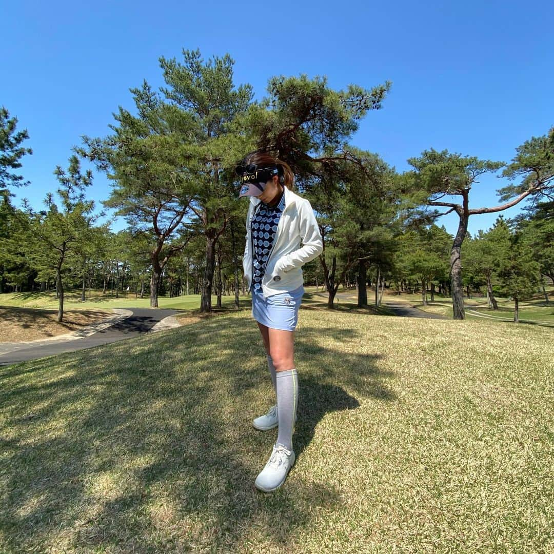 青木茉里奈のインスタグラム：「⛳️🌞 _ _ _ _ _ _ _ _ _ _ _ _ _ _ _ _ _ _ _ _ _ _ _ _ _ _ _ _ #golf #ゴルフ #ラウンド #ゴルフウェア #andperse #ゴルフシューズ #ecco #サングラス #eyevol」