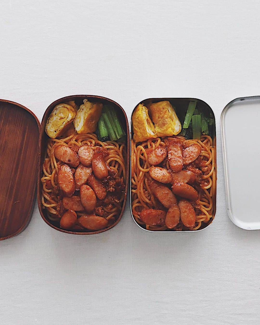 樋口正樹さんのインスタグラム写真 - (樋口正樹Instagram)「Spaghetti Bento . 冷蔵庫の中の整理を兼ねて、 ケチャップパスタのお弁当。 こってりしっかり味濃いめ😋 . . #お弁当 #ナポリタン弁当 #ミートソース弁当 #パスタ弁当 #ケチャップパスタ #卵焼き #青菜炒め #bento」4月9日 8時27分 - higuccini