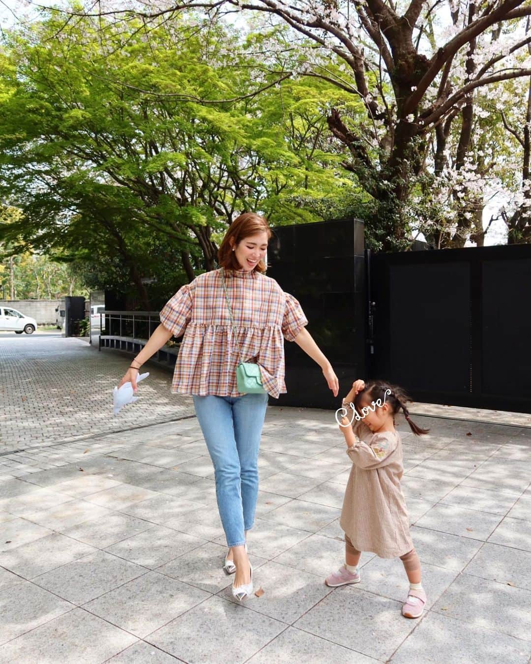 川人未帆さんのインスタグラム写真 - (川人未帆Instagram)「・ いちご狩りの朝、 朝ごはんをたっぷり食べた後にハンモックでゆらゆらずーっと遊んでいて娘👧 そのまま車で小一時間🚘 着く直前にすべてリバース😱😱😱 路肩に停車して娘を下ろして焦りまくり😱本人はすっきりしたようで、笑いながらワォ！とか言ってたからよかった😫  車のシートは免れたけど、服はもちろんチャイルドシートは全部剥がして洗って乾かして‥と大変でした😅  いちご食べれるかな？と心配だったけど、逆にスッキリしたようでよく食べてました😅 ハンモックには要注意😅😅😅  あ、ブラウスは前後ろ逆に着ています👌 オフィシャルな着方ではないけど、私はたまにやってる🤗」4月9日 8時27分 - miho0319kawahito