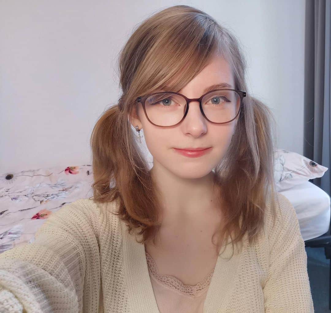 Ella Freyaのインスタグラム：「Not a new picture 🥺  Also I want a haircut, what should I do?」