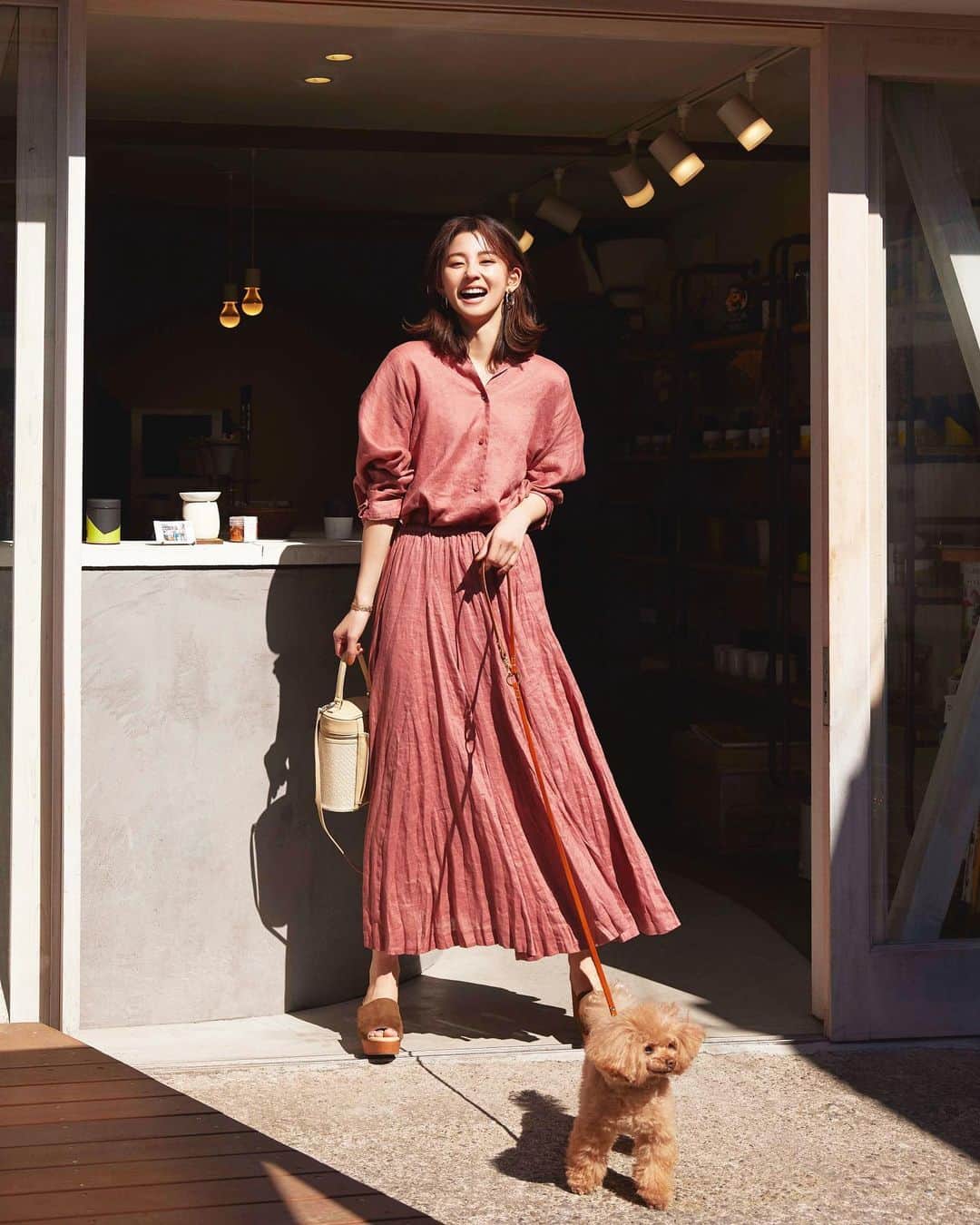 のインスタグラム：「≪LOUNIE  40th ANNIVERSARY≫ 本日『アミュプラザ長崎店』がNEW OPEN！ご来店の方全員にオリジナルECOバッグをプレゼント🎁ぜひお越しください✨  40周年を迎えたLOUNIEの夏！ ㅤ 伸びやかに、しなやかに、進化を続けるすべての女性たちへ。 ㅤ 2021年、もう一度人生が始まるように、日々を楽しもう。 40周年のLOUNIEが、そんな"ワクワク"をつないでいく。 ㅤㅤ 新しい私、はじまる。  Shirt(11211123)¥20900 Skirt(11213124)¥35200 Bag(11255122)¥20900 ㅤㅤ ㅤㅤ #LOUNIE#lounie#ルーニィ#2021ss#fashion#40thanniversary#新しい私、はじまる。#朝比奈彩 さん#40周年#キャンペーン#麻#リネン#リネン服#セットアップ#シャツ#スカート#ボリュームスカート」