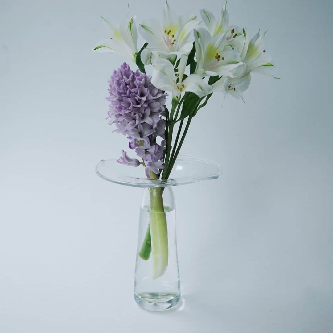 SPURさんのインスタグラム写真 - (SPURInstagram)「爽やかな芳香と淡い色彩。ヒヤシンスの季節がやってきました。 この日は、アルストロメリアと一緒に、李慶子さんの帽子みたいな花器に。  #SPUR編集G #花器 #李慶子 #SPURFlower #ヒヤシンス #アルストロメリア #SPUR #SPURmagazine #花を飾る #花を愛でる #花のある暮らし #花のある生活 #花と暮らす #花 #flowerstagram」4月9日 9時00分 - spurmagazine