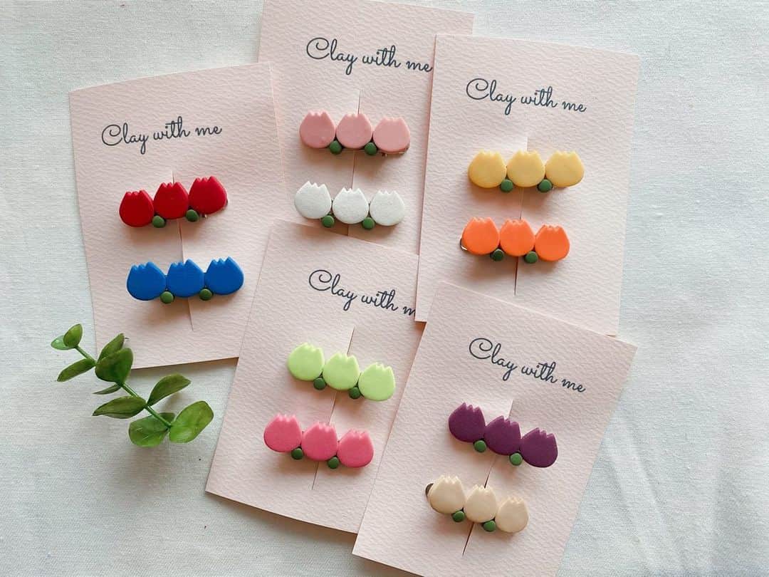 Kikko Designのインスタグラム：「﻿ 沢山のTULIPが出来ました🌷﻿ その中でも特に私のお気に入り5種 リクエストありがとうございました 準備が整い次第、オンラインへ🛒﻿ 沢山ありますので、ゆっくりご覧頂けると思います﻿ ﻿ #hairclips﻿ #ヘアクリップ﻿ #女の子﻿ #女の子ママ ﻿ #女の子コーデ ﻿ #ヘアアレンジ﻿ #春カラー　﻿ #チューリップ」