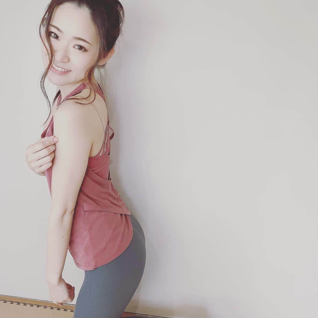 近藤みきのインスタグラム：「バタバタしていて先週のトレーニング💦 しかもトレーニングの様子撮ってない😅   ずっと出張が続きついに恐れていたことが…今週はトレーニング始めて初！トレーニングできない〜💦ということで自主的にトレーニングするかというと…？笑   先週のトレーニングではすごいチャキチャキ進められて、え、なんか今日ペース早くない？って言ったら、はい、そろそろあげていきます、と…   こうお尻を叩いてくれる人がいると頑張れるね…😅   村田さん(@pt.murata )いつもありがとうございます！みんなー！現場でケータリング食べまくってるのは内緒だよー！！   そしてこの日は @onearts_jpn さんの新しいウエアで！かわいくてめちゃくちゃ気分アゲて頑張れたかはまた別ですが。笑   @onearts_jpn でわたしのファンコード "fankondomiki930"を使うと20%offで購入できますのでぜひ皆さんチェックしてください✨わたしももっとかわいいウエアたくさんほしいー！   #パーソナルトレーニング #トレーニング女子 #トレ女 #神楽坂 #トレーニング #トレーニングウエア #トレーニングウェア #引き締めたい #ワンアーツ #onearts」