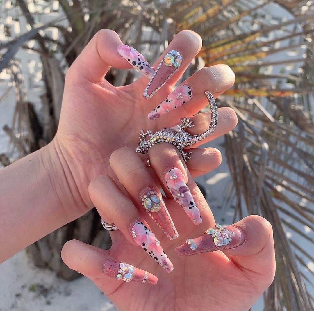 染谷リアナのインスタグラム：「・  𝐍𝐞𝐰 𝐧𝐚𝐢𝐥💅🏼 ・ ・ またトカゲ復活してしまった🦎💜 ・ ・  #newnail #nails #galnail #ギャルネイル」