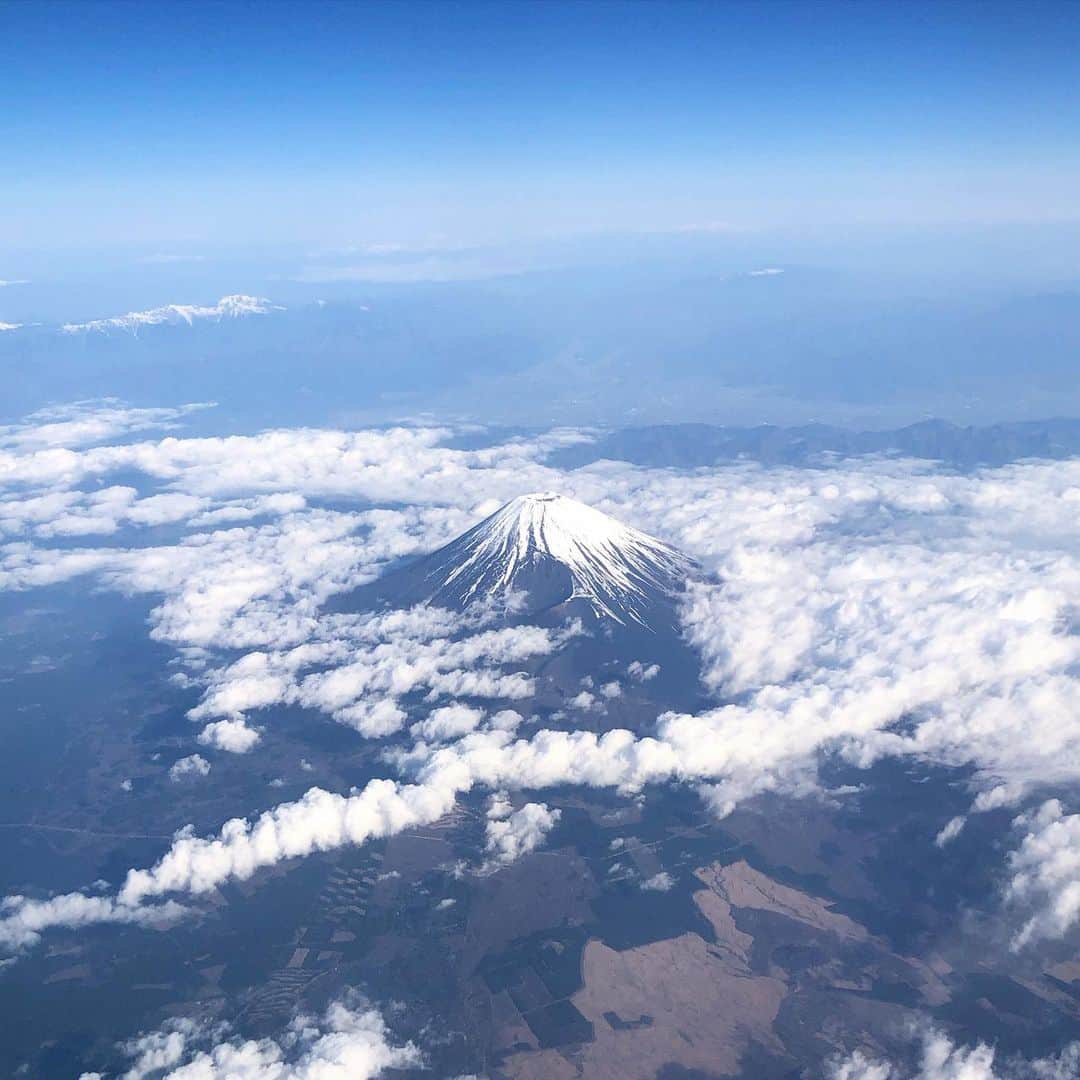 まゆみのインスタグラム：「#🗻  おはようございます☀ 今朝の富士山🗻  .  .  .  美しい。  .  .  .  .  チカラ強い🙏  .  .  .  いい日だ❤️  　  みなさんの今日が良い日でありますように😊  #日本一の富士山 #今日の富士山 #富士山のパワー #fuji #mountainfuji」