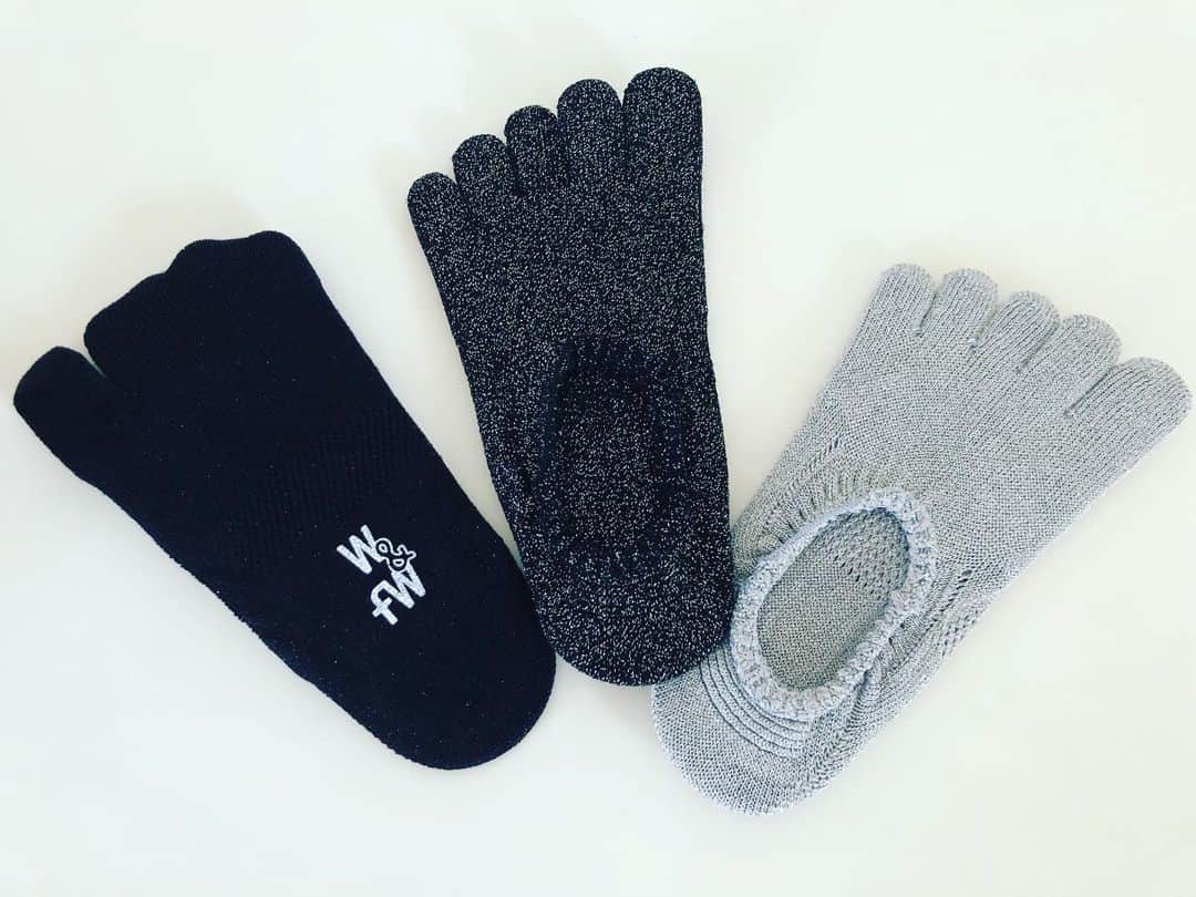 内田恭子さんのインスタグラム写真 - (内田恭子Instagram)「よくTabi boots/shoesの時、下はどうしてる？と聞かれます。私はw&fw のタビソックスを愛用しています。ラメがキラキラで靴を脱いでも可愛いいし、ブーツの上から少しのぞかせてもいいし。あと、内側がシルク、外側がコットンと丁寧に作られているから、ラメでも肌がチクチクしない。そして冷え取りにも。 フラットシューズ用もあるのがさすが！  #wandfw #tabiboots #tabi #tabisocks #冷え取りソックス #内田恭子 #kyokouchida」4月9日 9時48分 - kyoko.uchida.official