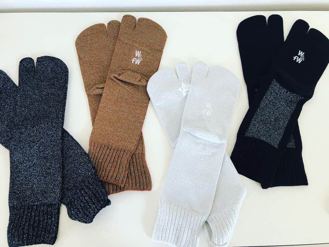 内田恭子さんのインスタグラム写真 - (内田恭子Instagram)「よくTabi boots/shoesの時、下はどうしてる？と聞かれます。私はw&fw のタビソックスを愛用しています。ラメがキラキラで靴を脱いでも可愛いいし、ブーツの上から少しのぞかせてもいいし。あと、内側がシルク、外側がコットンと丁寧に作られているから、ラメでも肌がチクチクしない。そして冷え取りにも。 フラットシューズ用もあるのがさすが！  #wandfw #tabiboots #tabi #tabisocks #冷え取りソックス #内田恭子 #kyokouchida」4月9日 9時48分 - kyoko.uchida.official