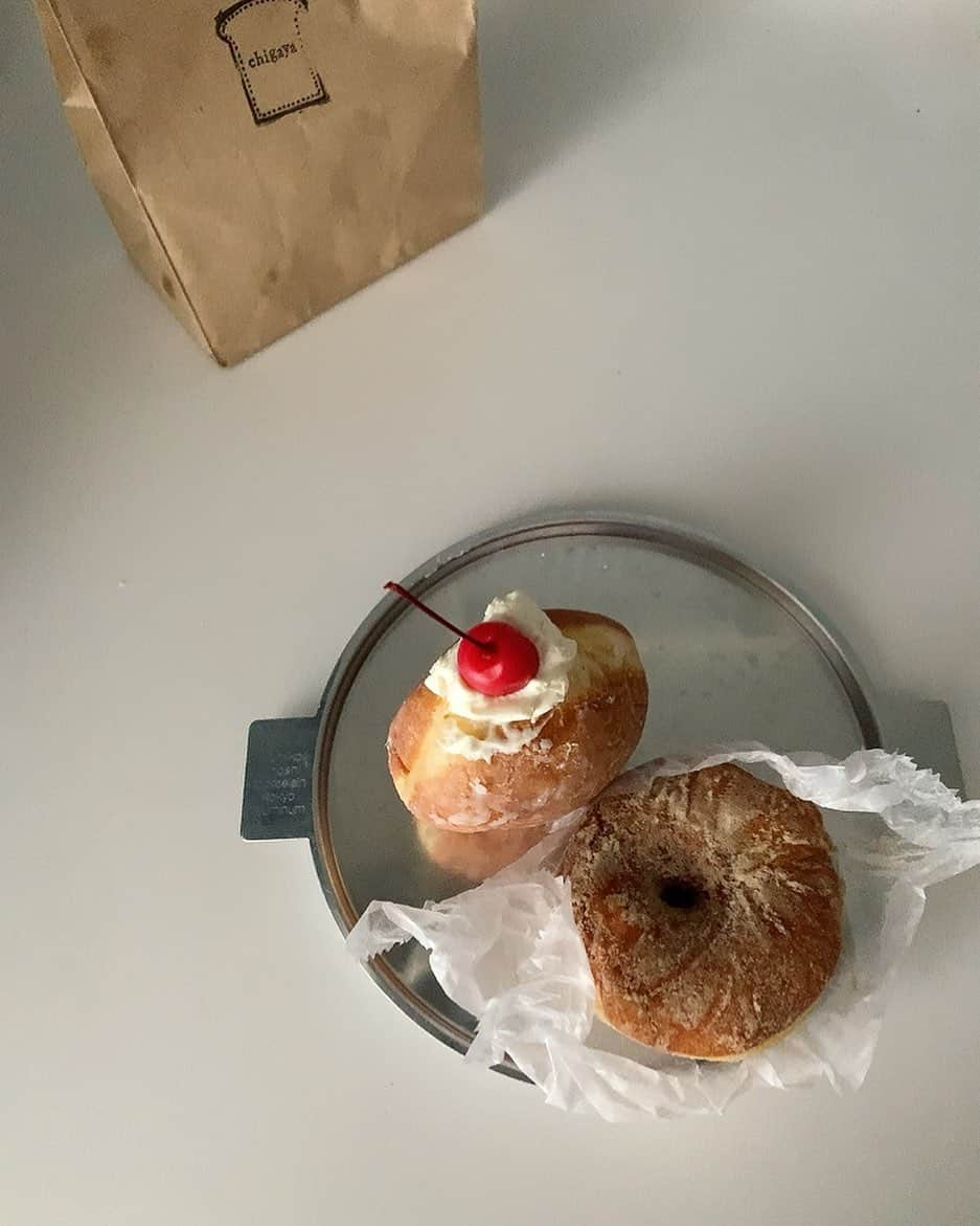 海下真夕さんのインスタグラム写真 - (海下真夕Instagram)「. ほっこりあたたかい気持ちに包まれる🍩  @chigaya_kuramae  #chigaya #chigayabakery  #chigaya_kuramae  #チガヤ#チガヤ蔵前 #donuts #ドーナツ #クリームドーナツ #プレーンドーナツ #蔵前#蔵前カフェ #蔵前カフェ巡り #テイクアウト #テイクアウトグルメ #iihoshiyumiko」4月9日 9時53分 - kaigeworld