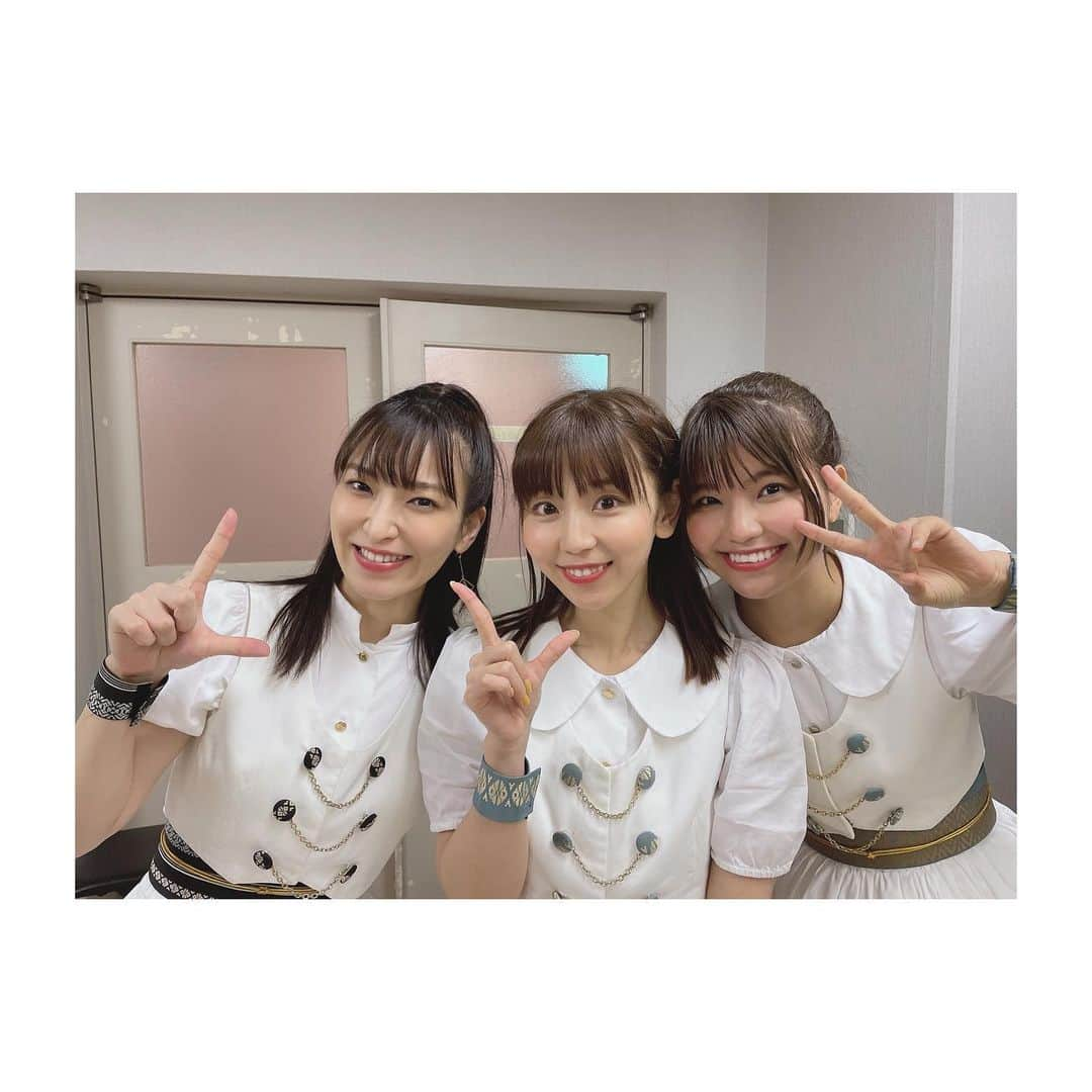 吉川千愛さんのインスタグラム写真 - (吉川千愛Instagram)「4/7の生誕２部公演は LinQ1期生であり、 今IQプロジェクトで活躍している メンバーのみんなも 4/17で活動やLinQに関わって 10周年！！ということで 懐かしの復刻ライブを 開催しましたー✨✨  初代リーダーあさみさん 二代目リーダーなっちゃん 原さん、ちせいさん、 みくさん、ゆささん、 岸まゆさん、おーばちゃん、 桃ちゃん、愛美、 そしてゆうみん❤︎  わがままきいてくれて ありがとうございました❣️ お祝いセレモニーも 我慢してたけど涙が 止まらんかった😢、、  このメンバー達とのデビューから があって今の10年目が あることをまた改めて感じて 4/18の10周年ライブに向けて また身を引き締めていきます✊🏻！  #LinQ #吉川千愛 #こんにちあ #あいんちゅ #LinQ1期生 #生誕祭」4月9日 10時02分 - chiaki_yo