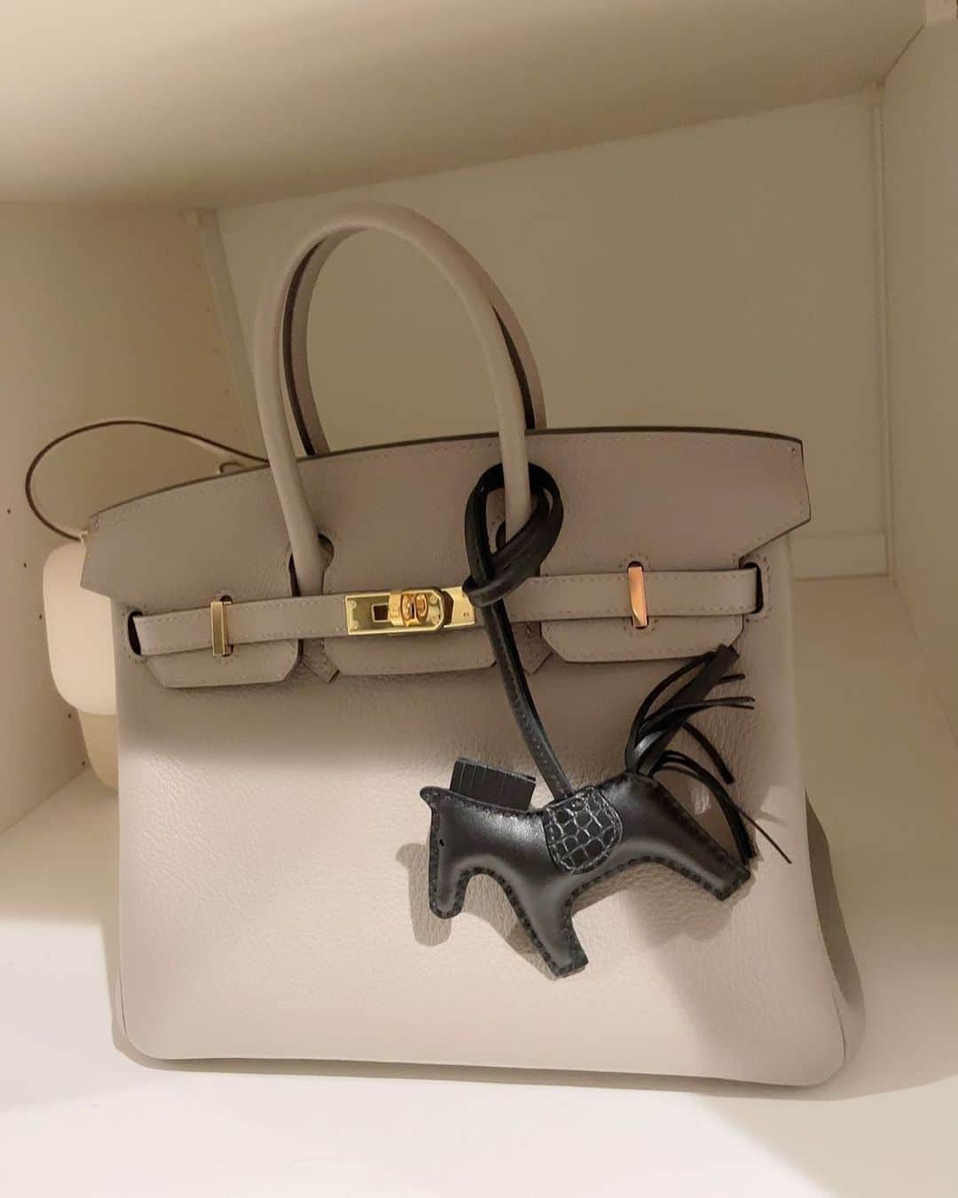 アレクサンダーのインスタグラム：「馬のチャーム❤️ 付けてみました❤️  #hermes」
